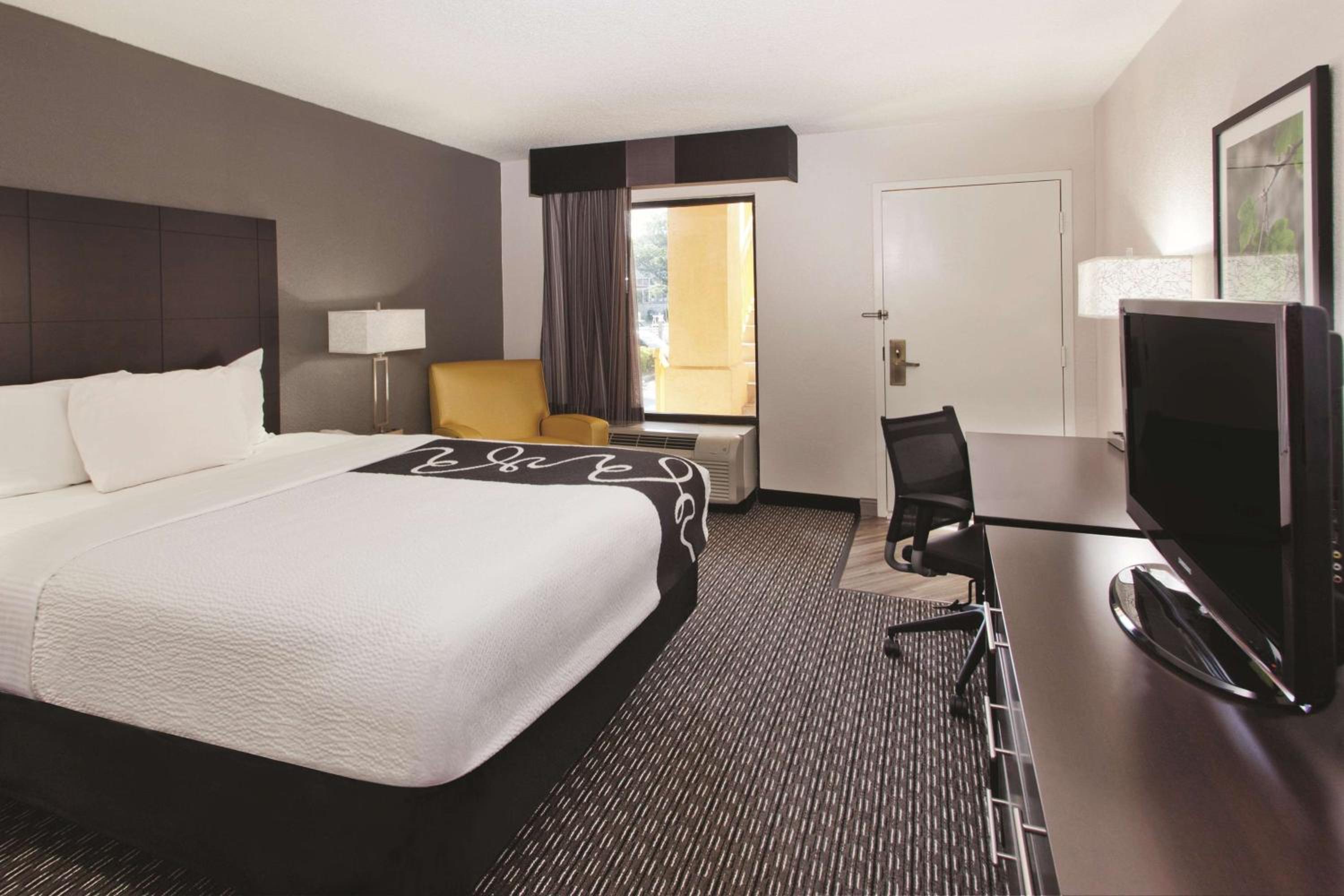 Deluxe King Room - Non-Smoking - Photo 3
