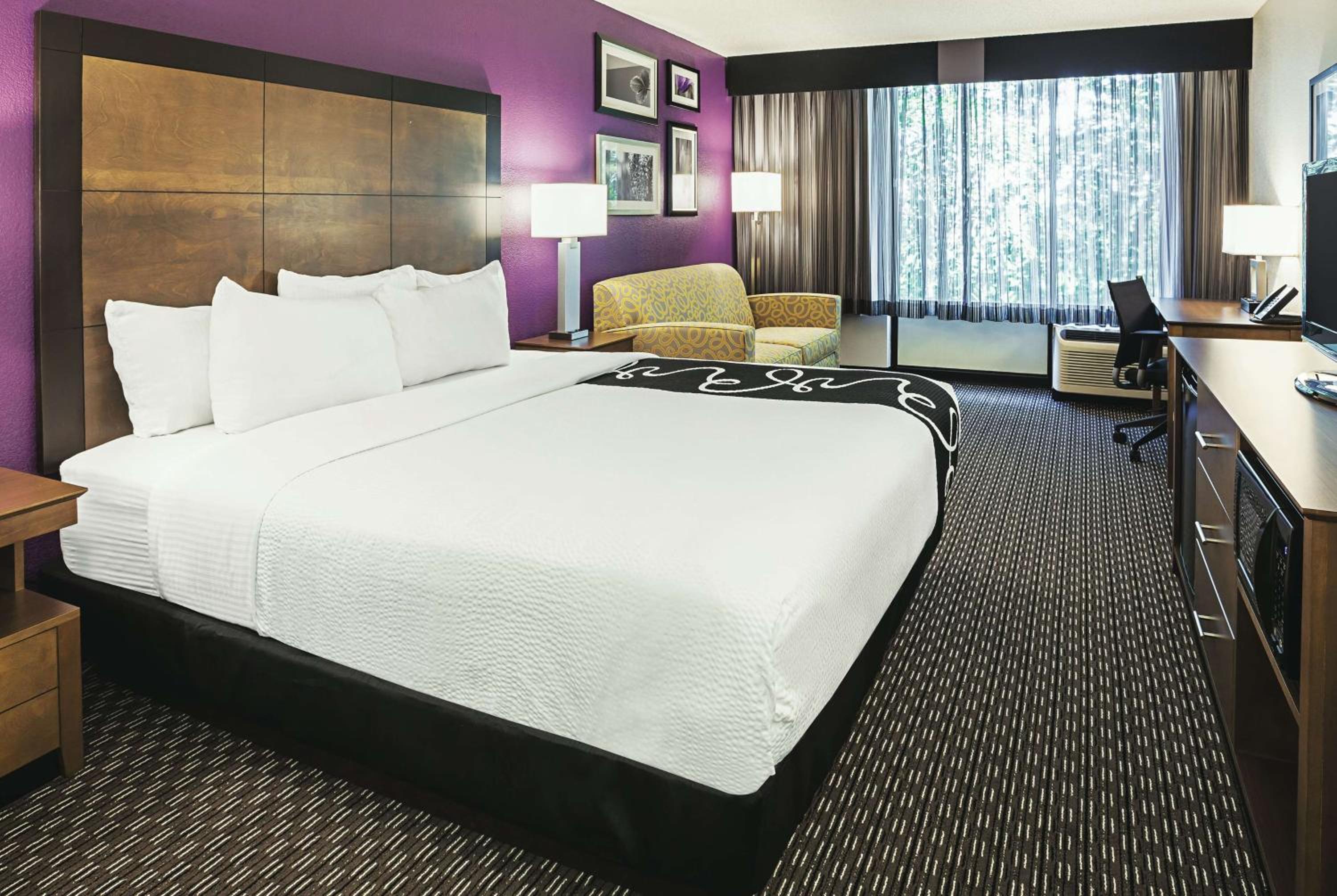 Deluxe King Room - Non-Smoking - Photo 1