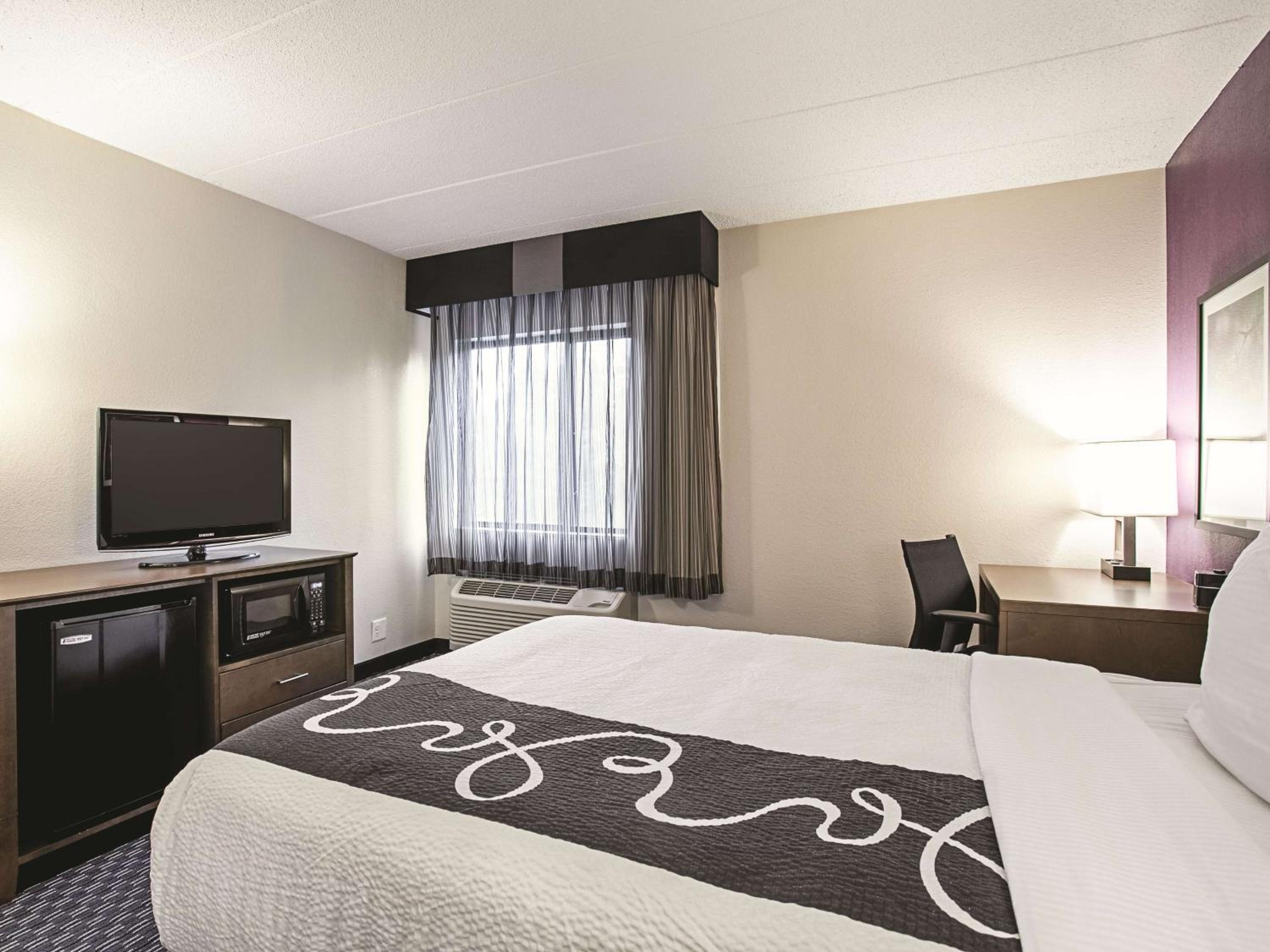 Standard Room 1 Queen Bed - Photo 2