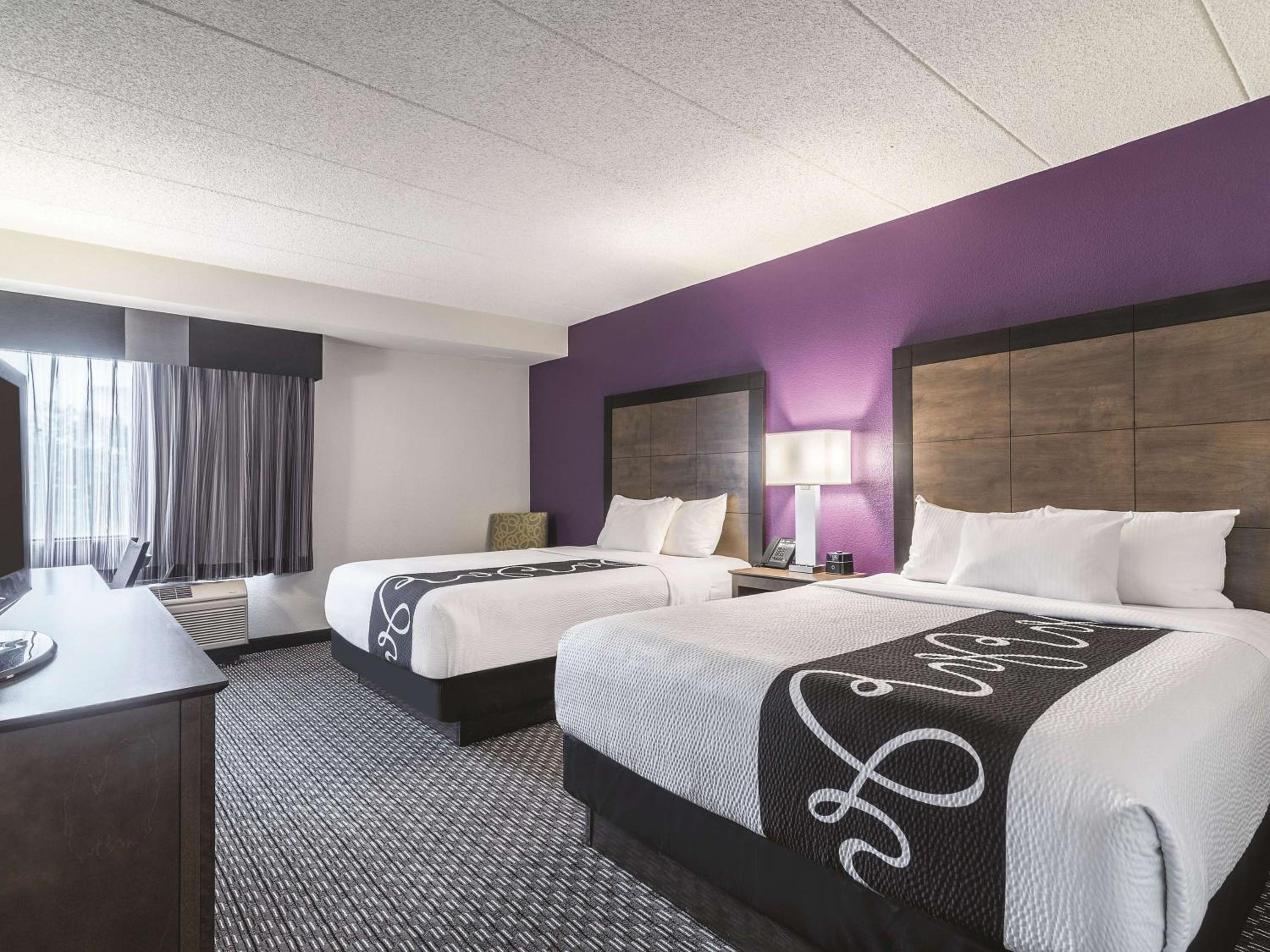 Queen Room with Two Queen Beds - Photo 2