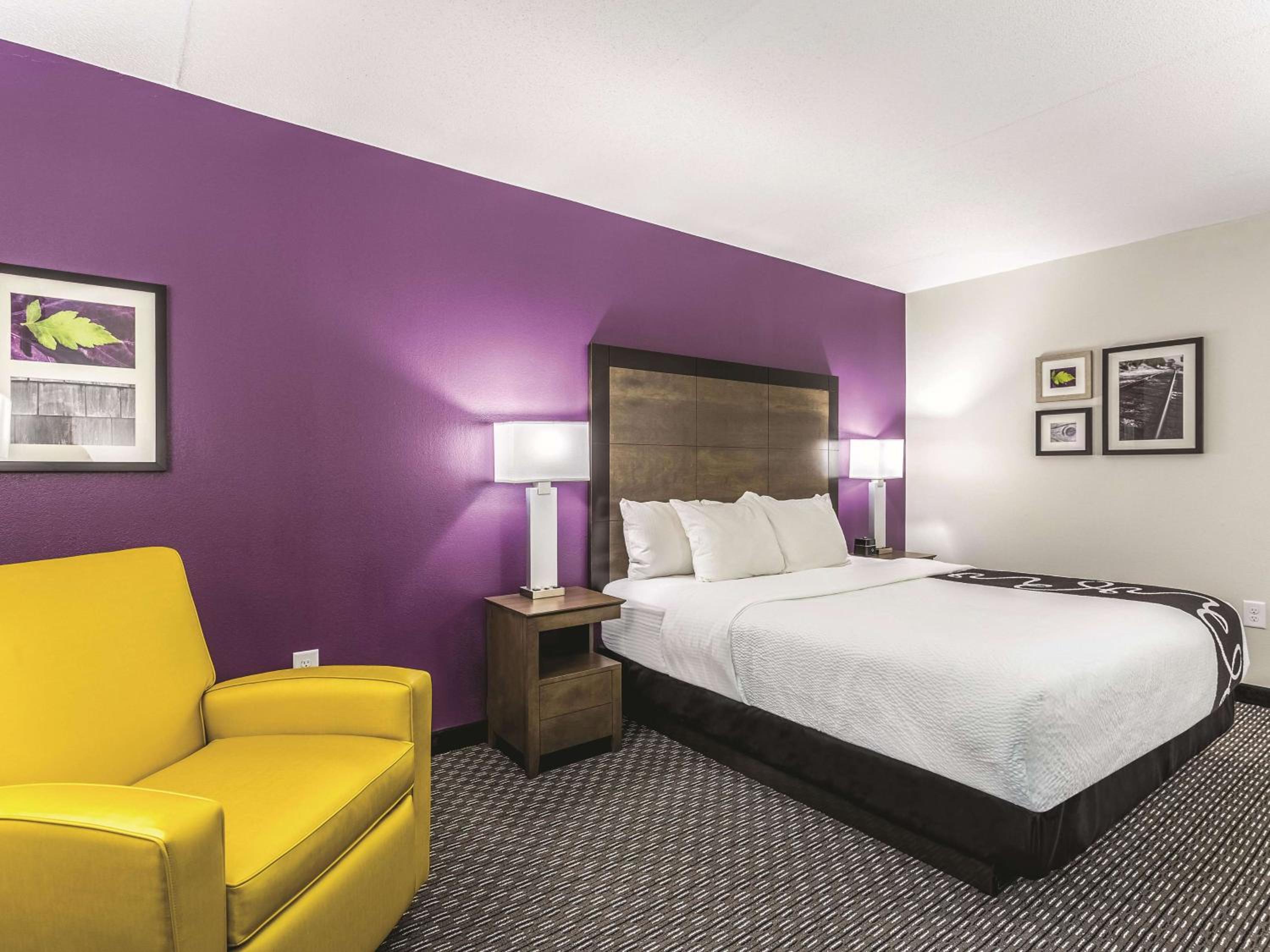 Deluxe King Room - Non-Smoking - Photo 6