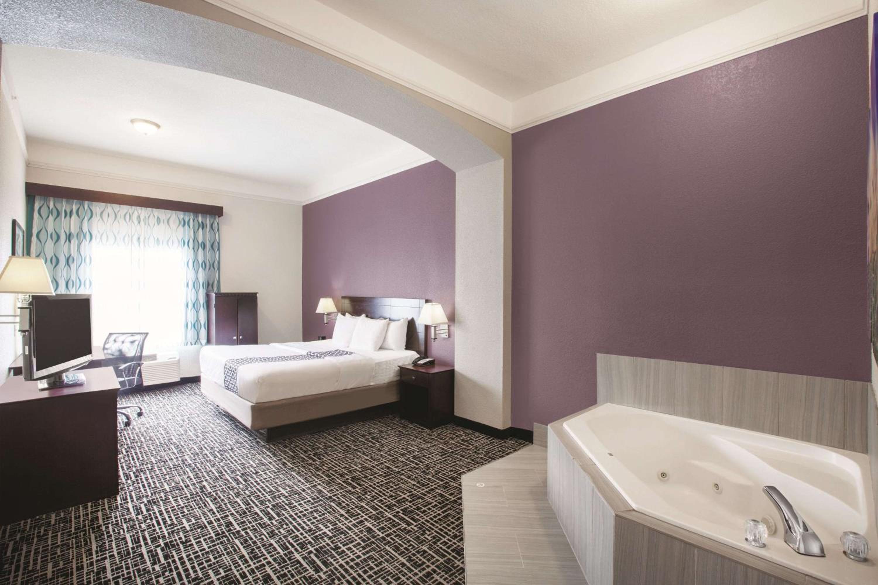 Deluxe King Room - Photo 1