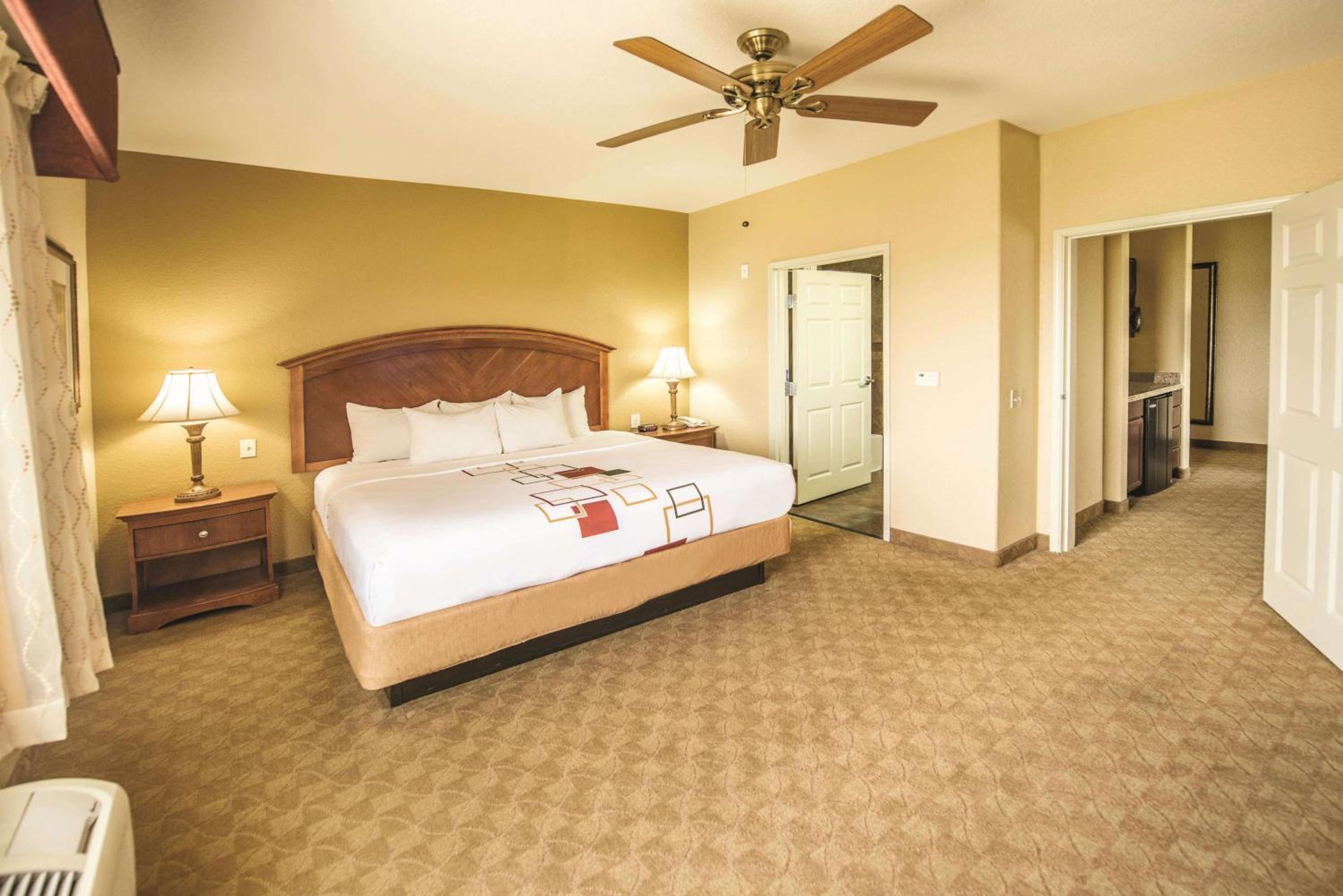 Two-Room King Suite with Balcony and Lake View - 2nd Floor - Photo 1