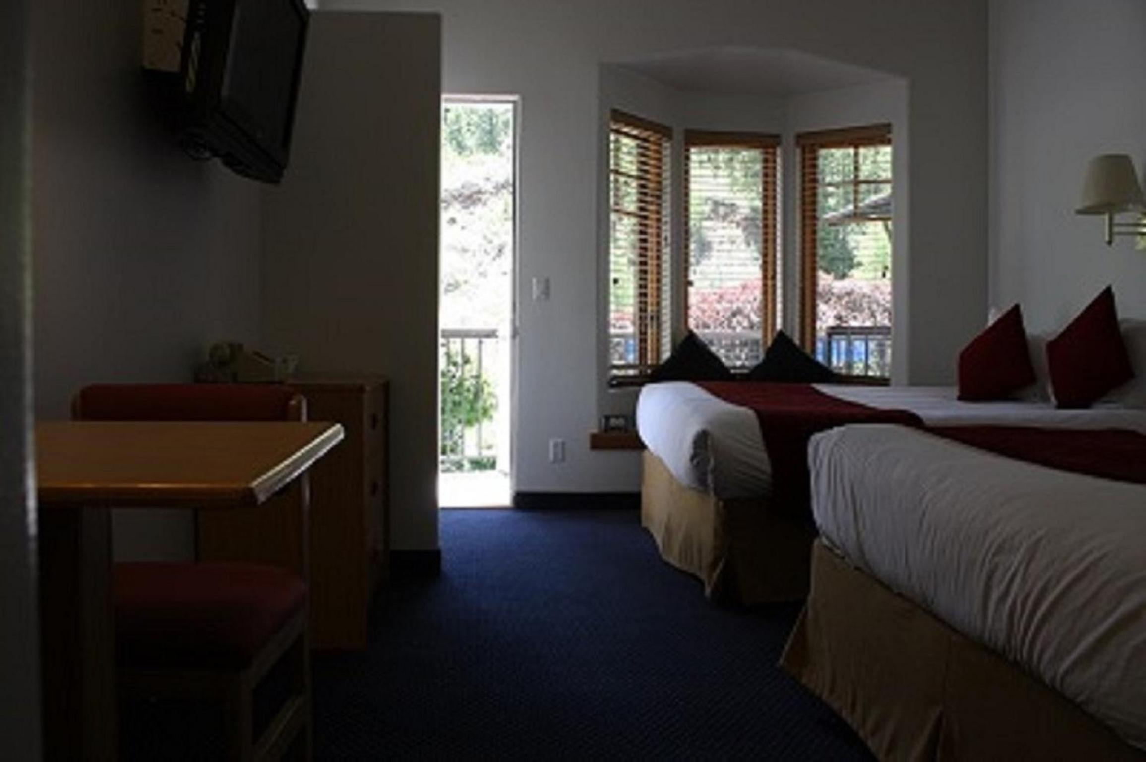 Queen Room with Two Queen Beds - Photo 7