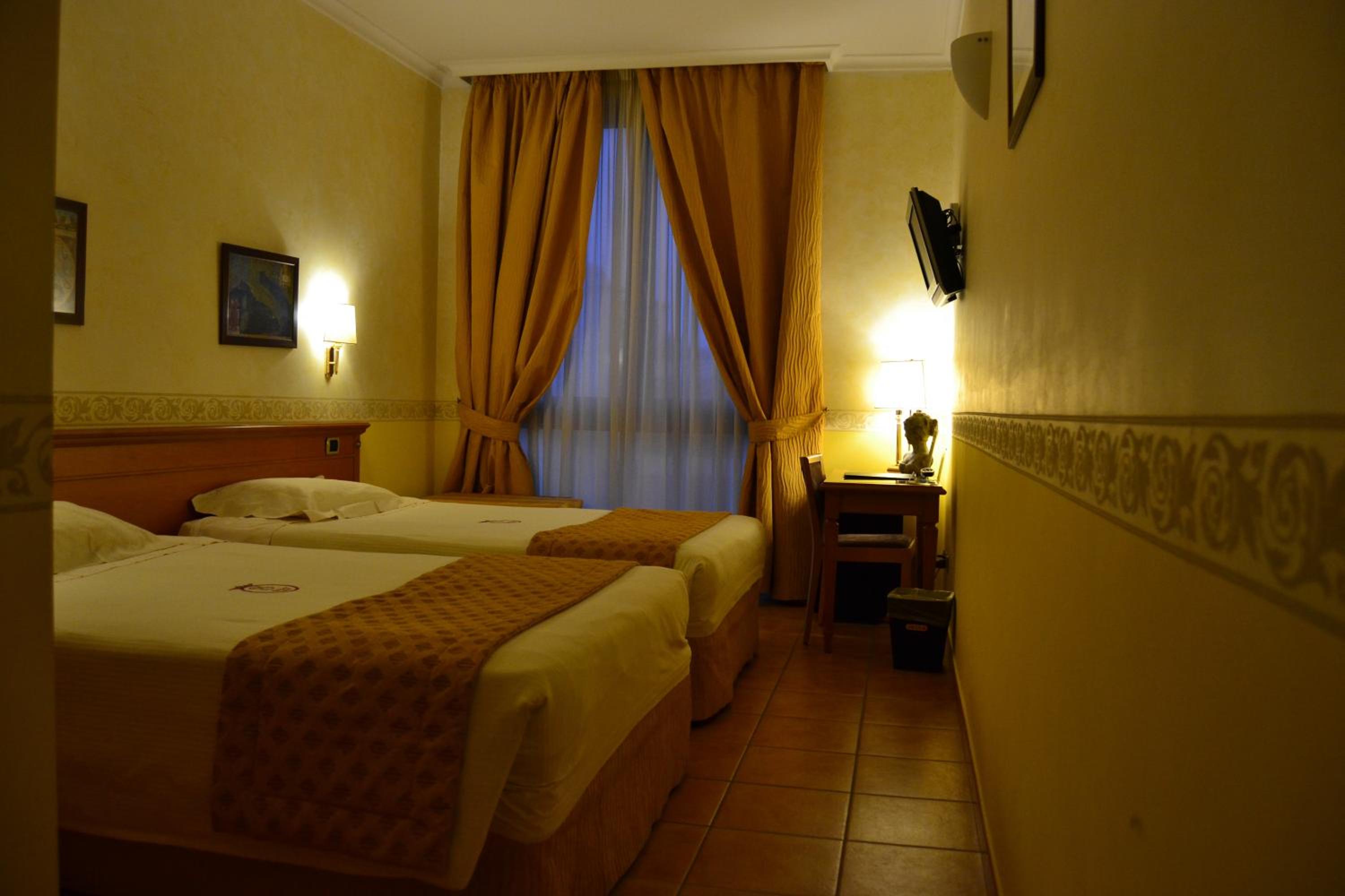 Deluxe Twin Room - Photo 8