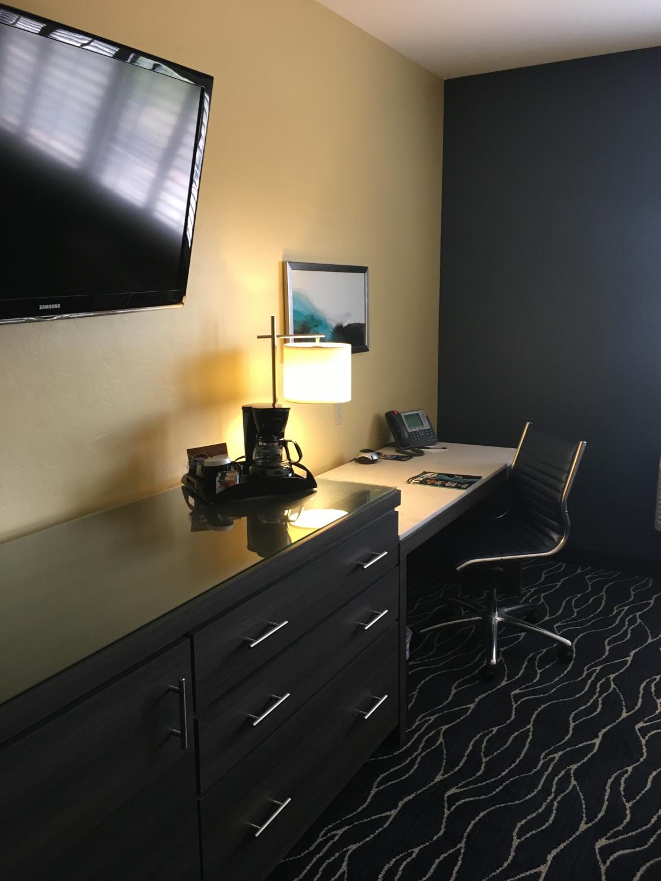Deluxe King Room - Photo 4