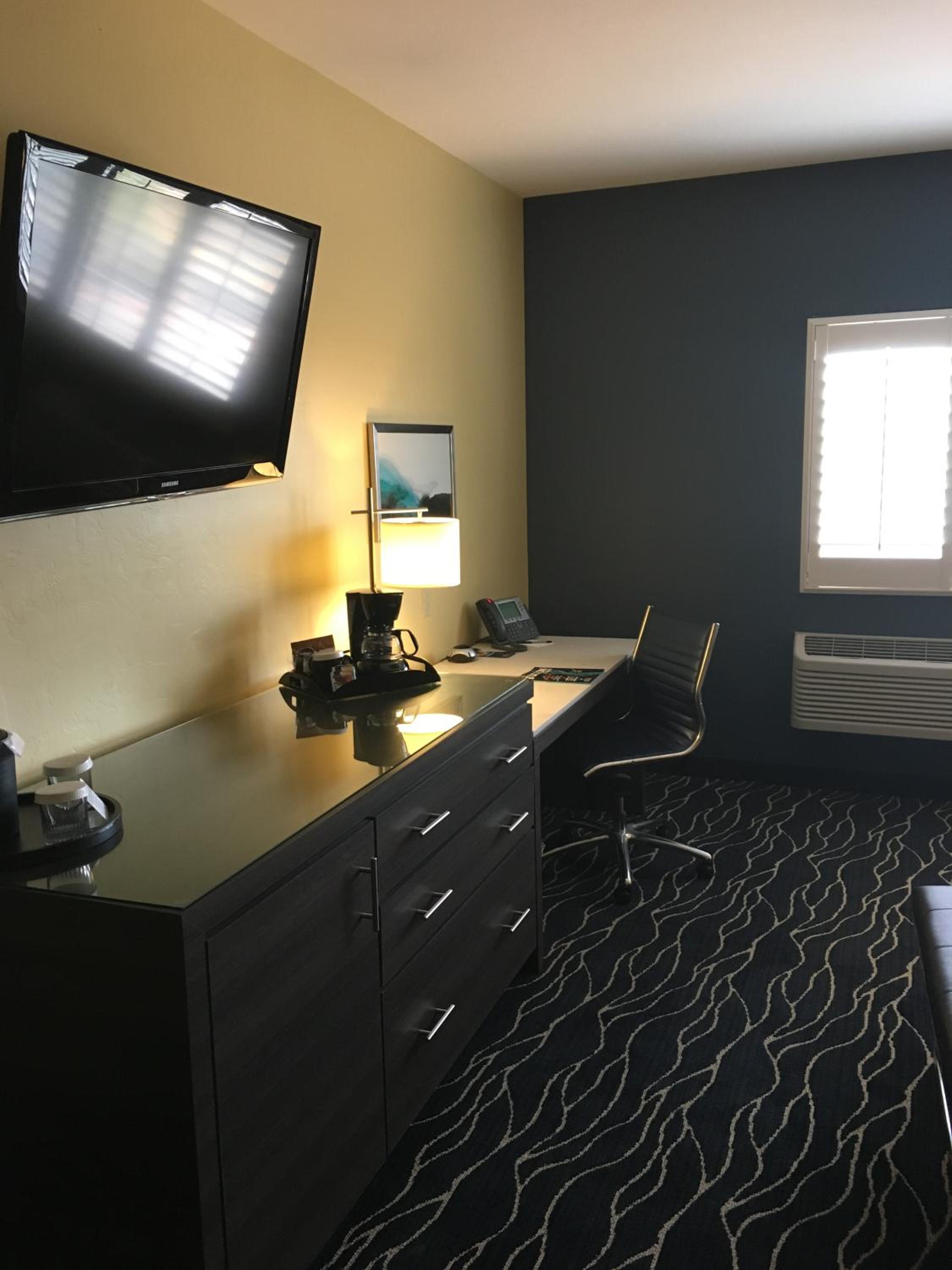 Deluxe Queen Room - Photo 3