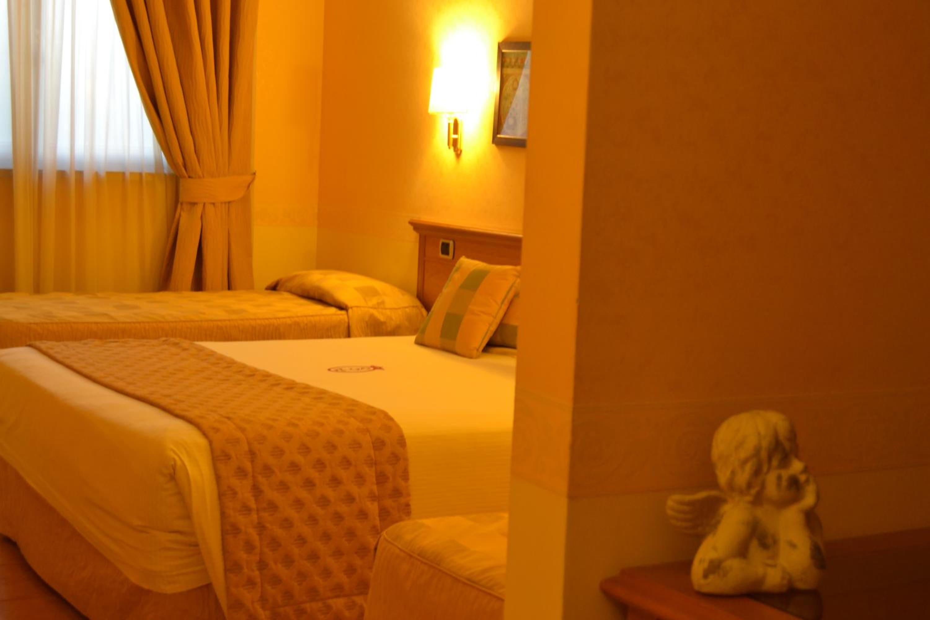 Deluxe Quadruple Room - Photo 1