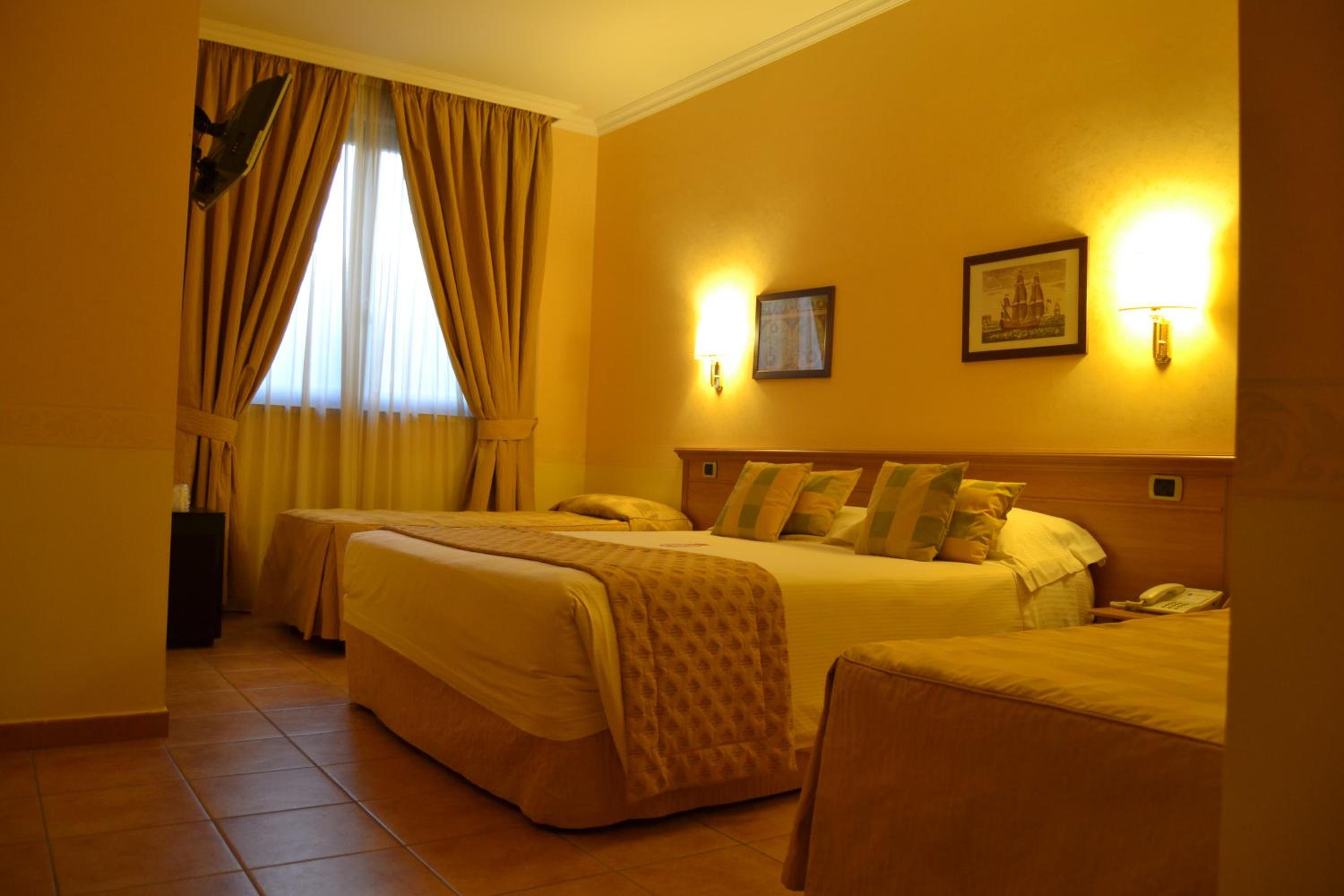 Deluxe Quadruple Room - Photo 4