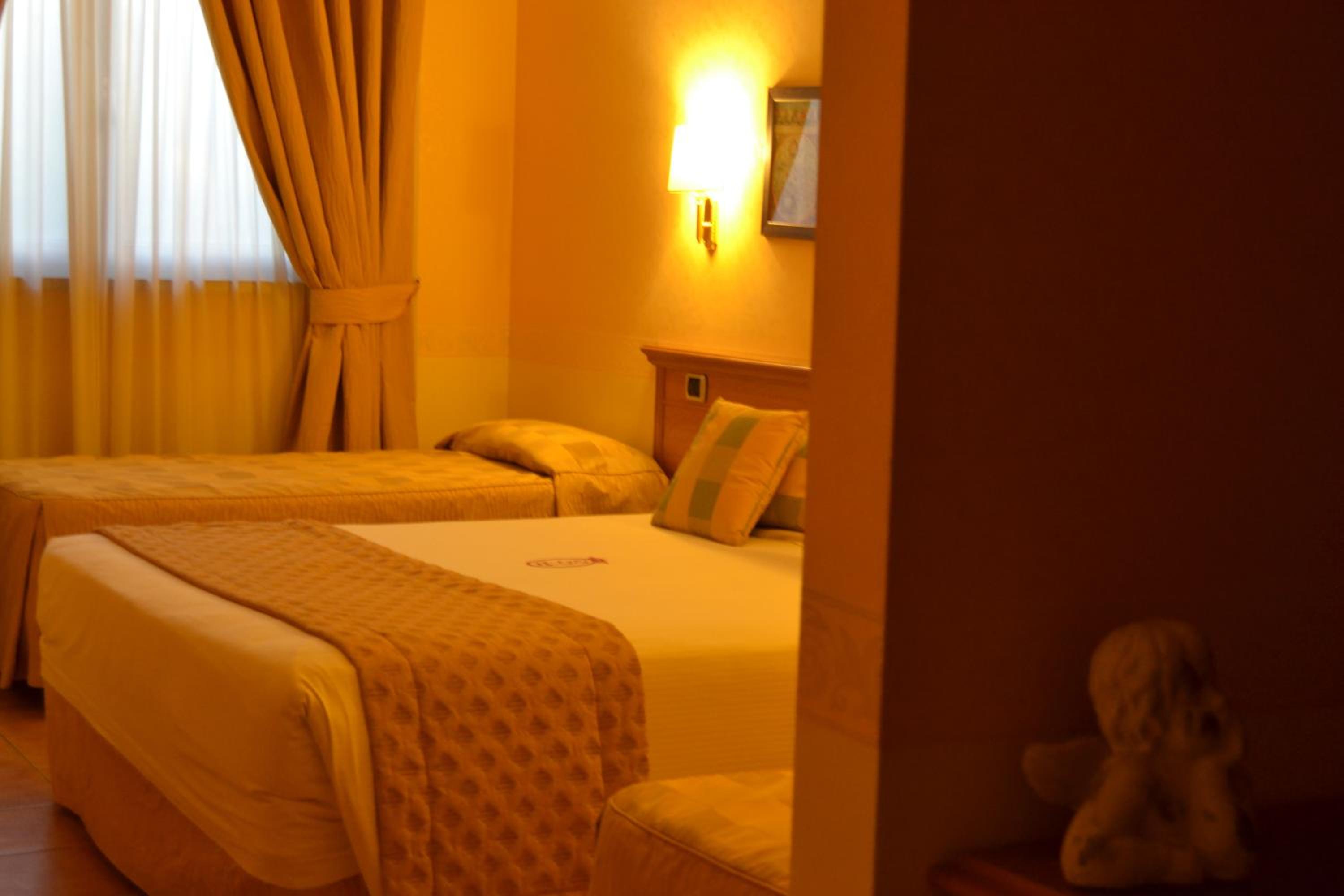 Deluxe Quadruple Room - Photo 6