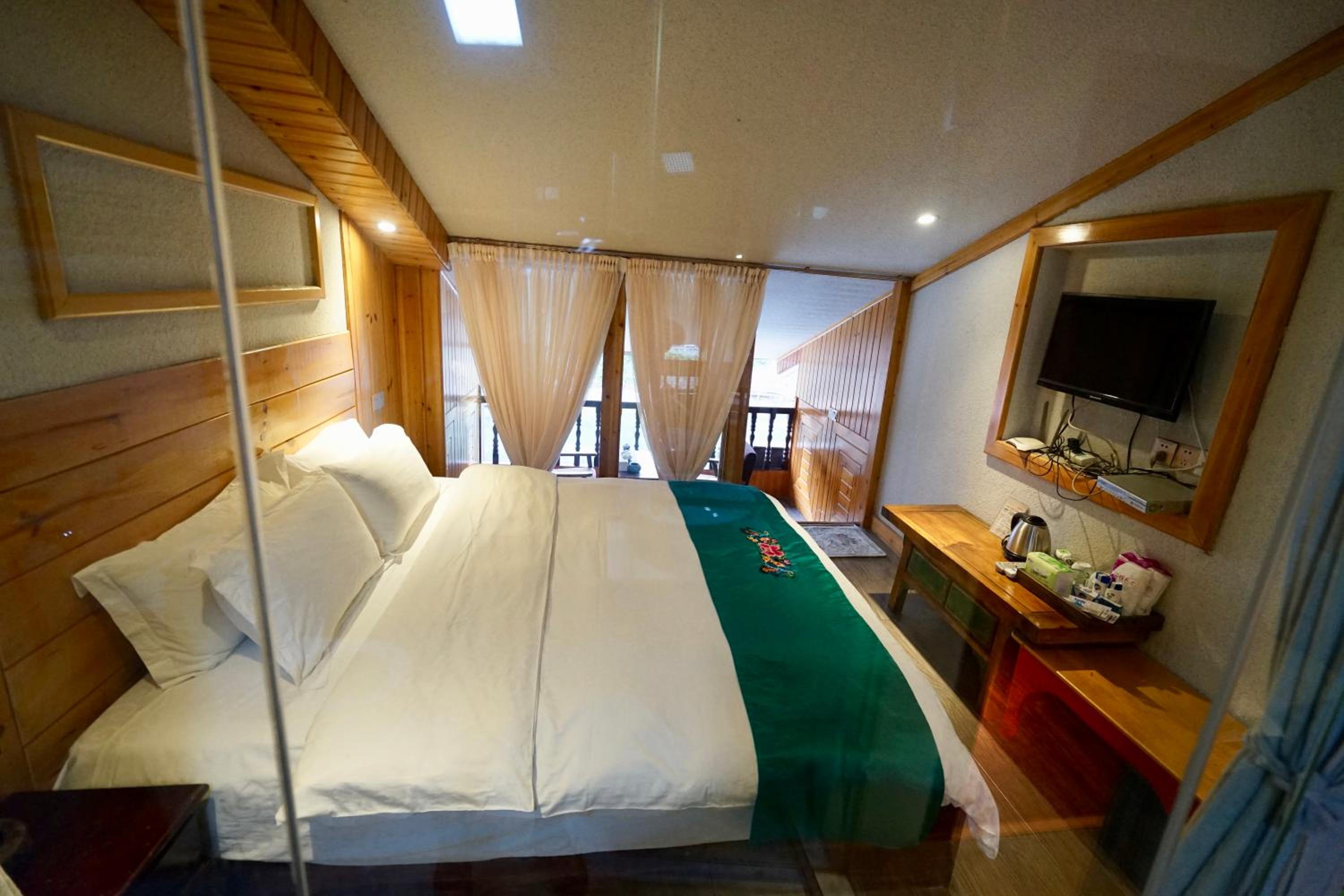 Queen Room with Balcony photo 1