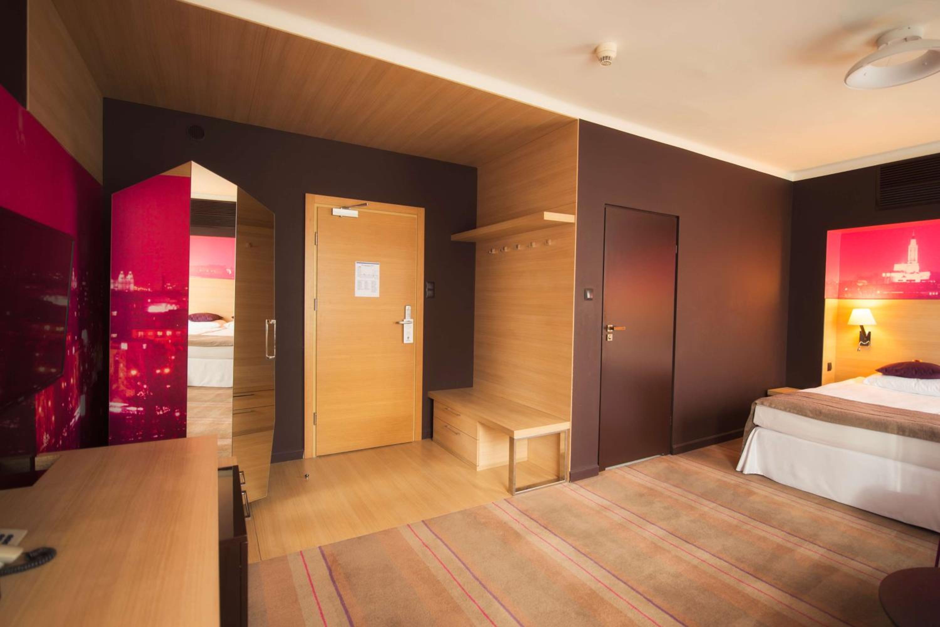 Comfort room with queen bed with access to the wellness and fitness area
