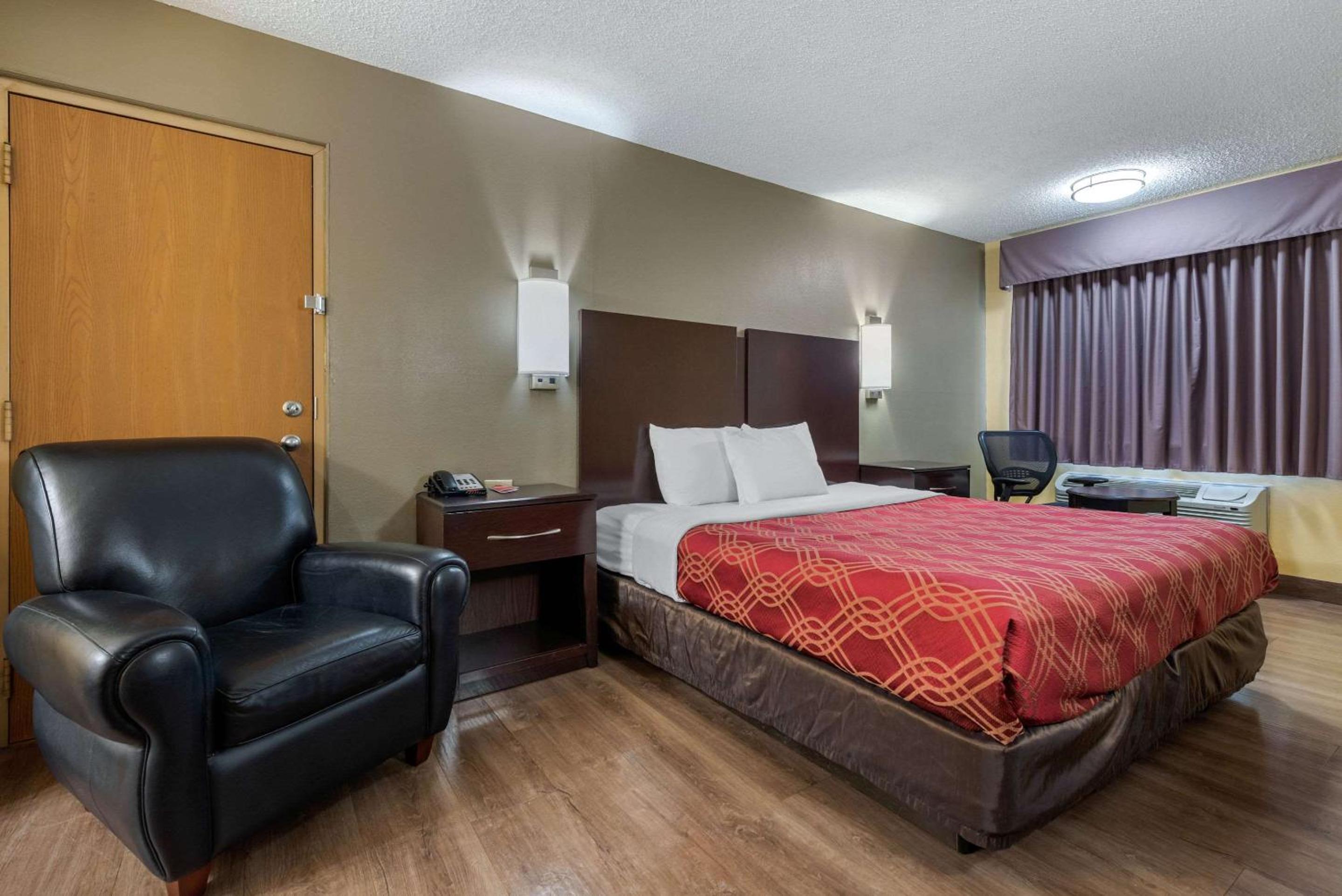 King Room - Non-Smoking - Photo 4