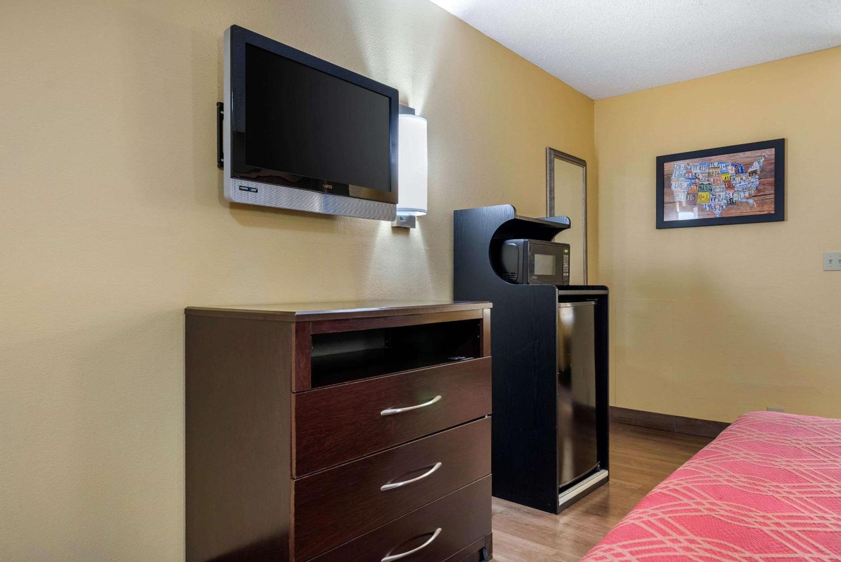 King Room - Non-Smoking - Photo 3