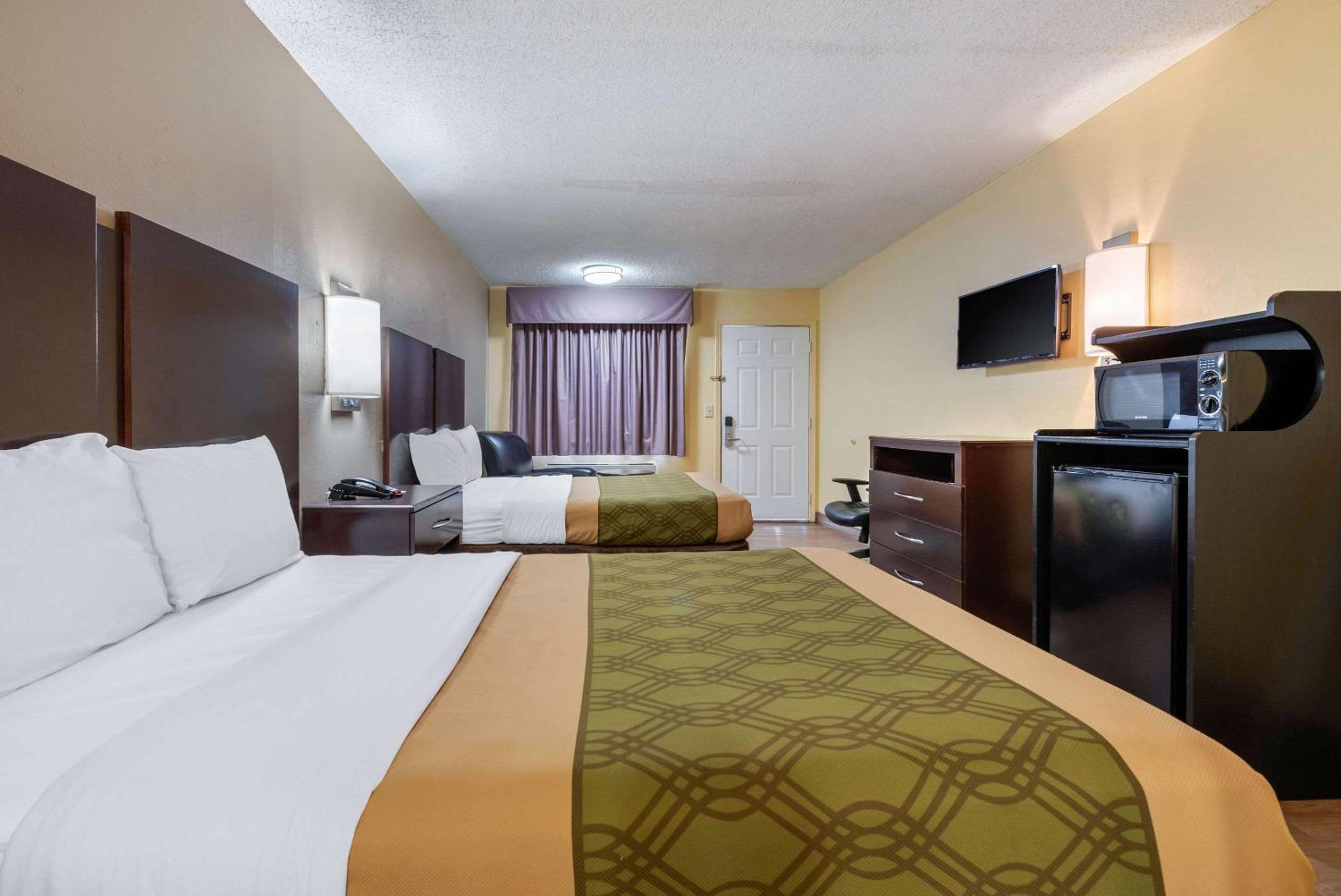 Double Room with Two Double Beds - Smoking - Photo 4