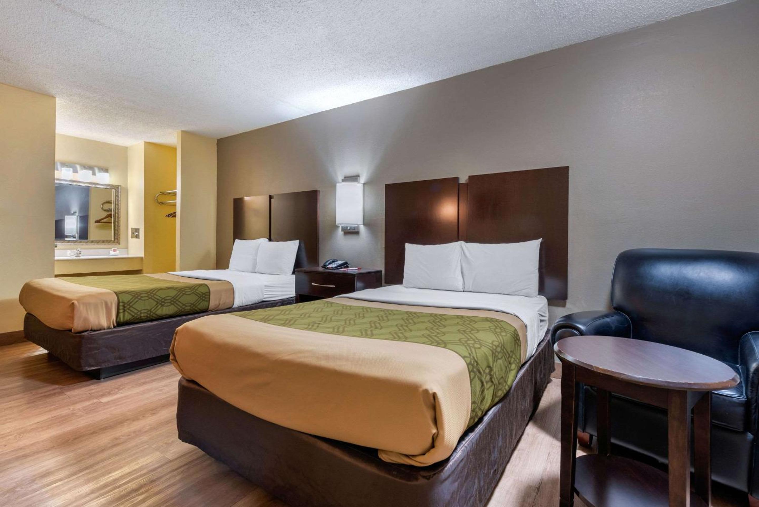 Double Room with Two Double Beds - Smoking - Photo 3