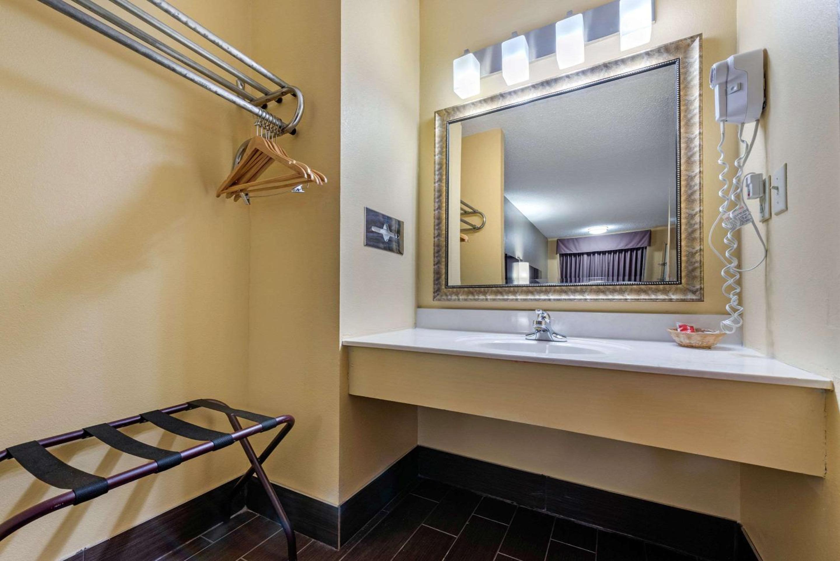 Queen Room with Two Queen Beds - Non-Smoking - Photo 6