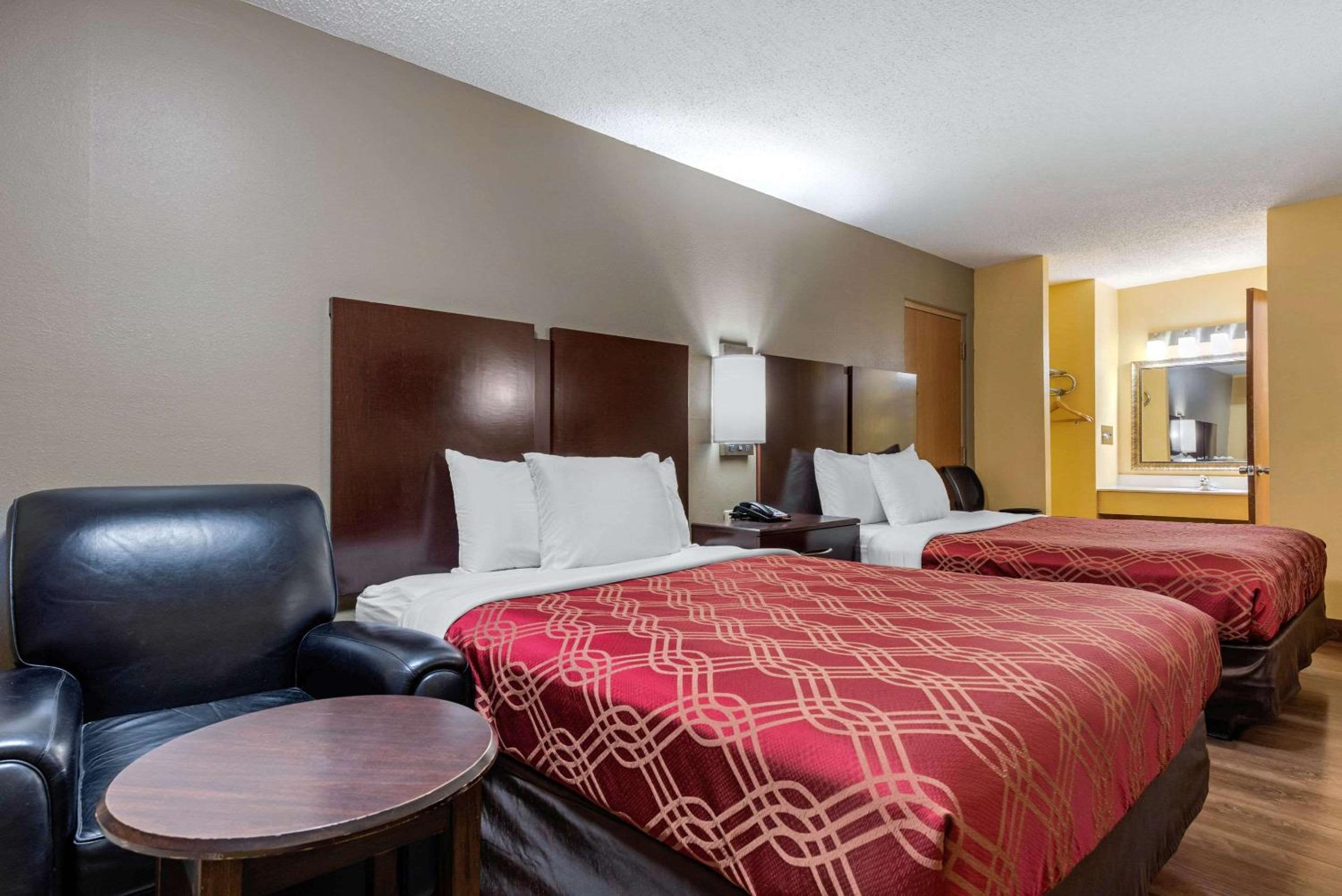 Queen Room with Two Queen Beds - Non-Smoking - Photo 3