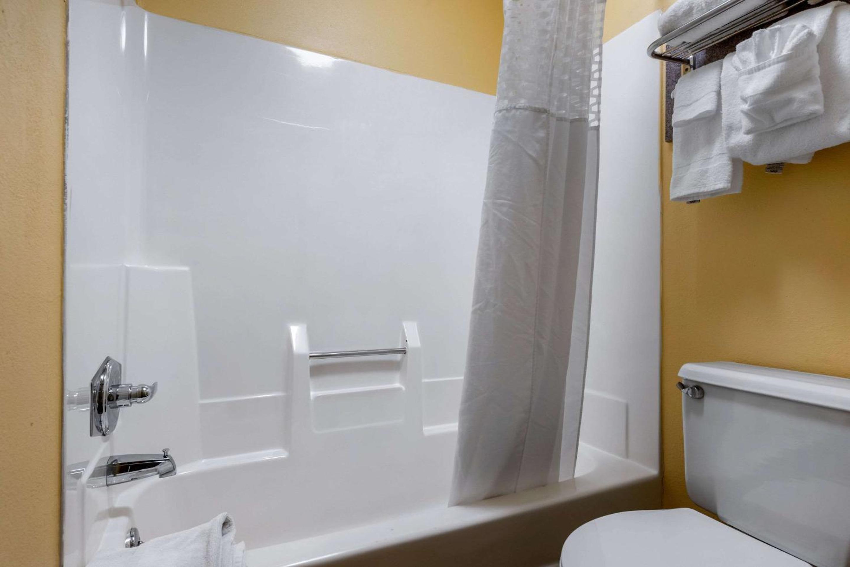 Double Room with Two Double Beds - Smoking - Photo 2