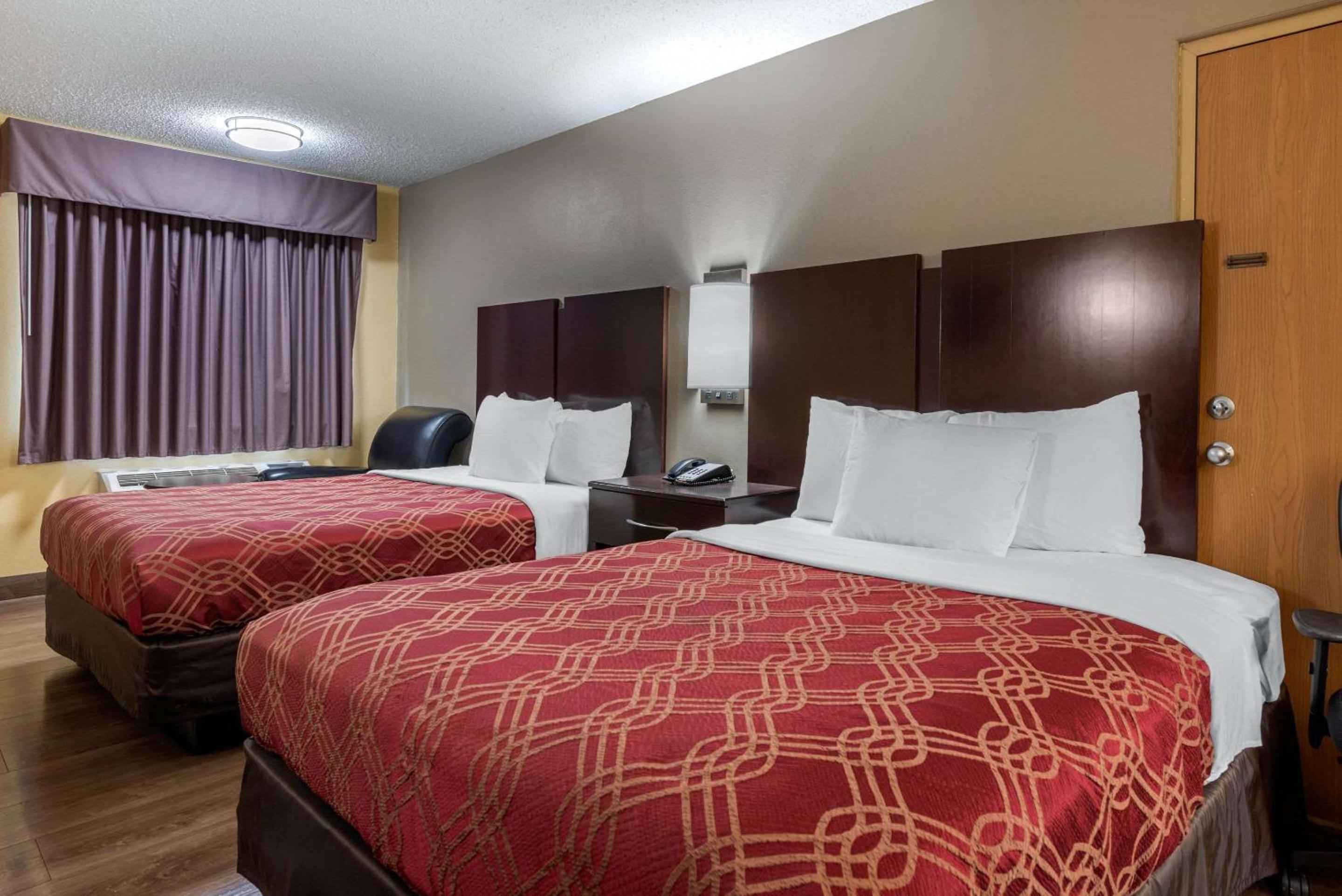 Queen Room with Two Queen Beds - Non-Smoking - Photo 4