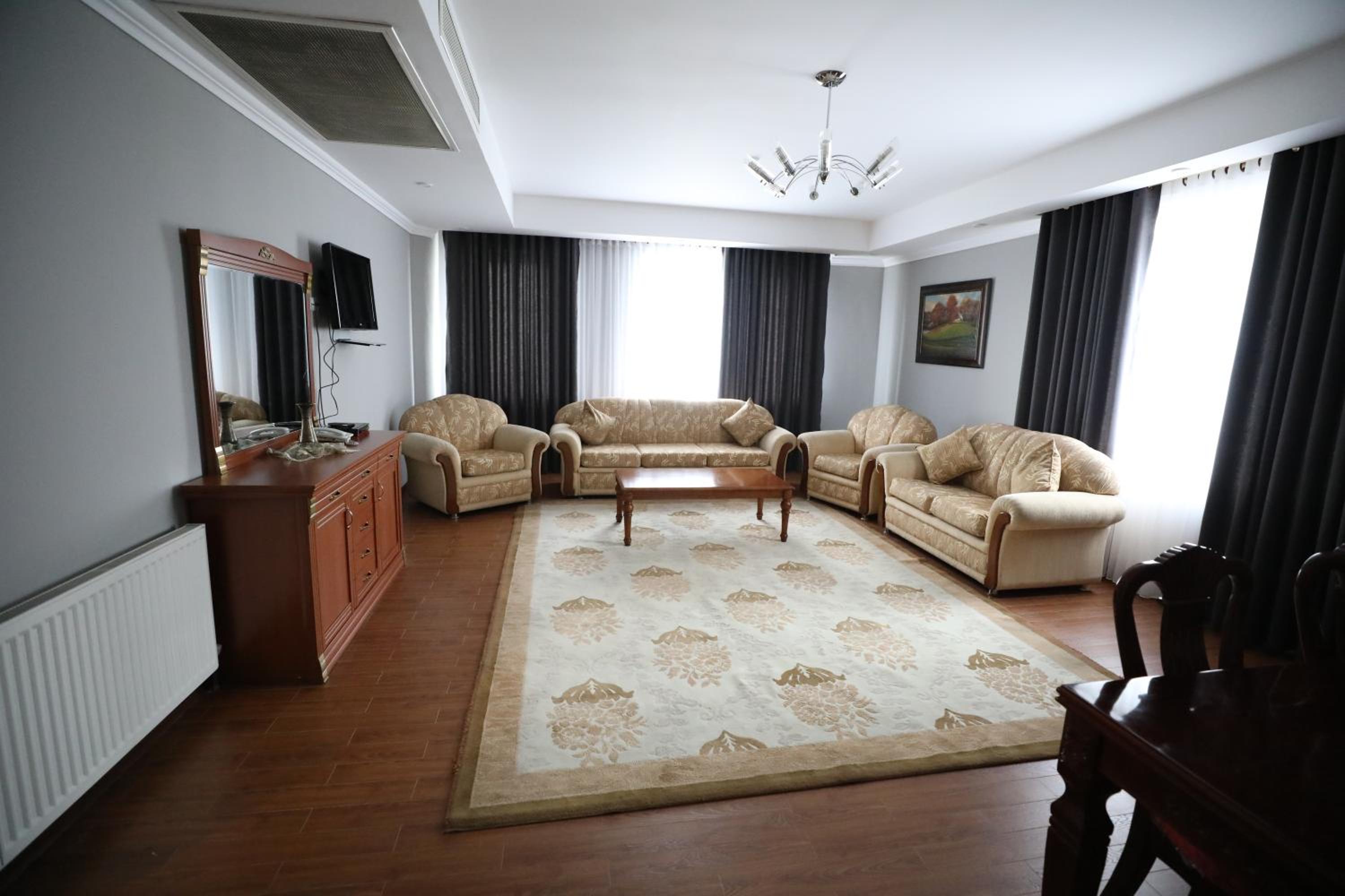 One-Bedroom Apartment photo 1