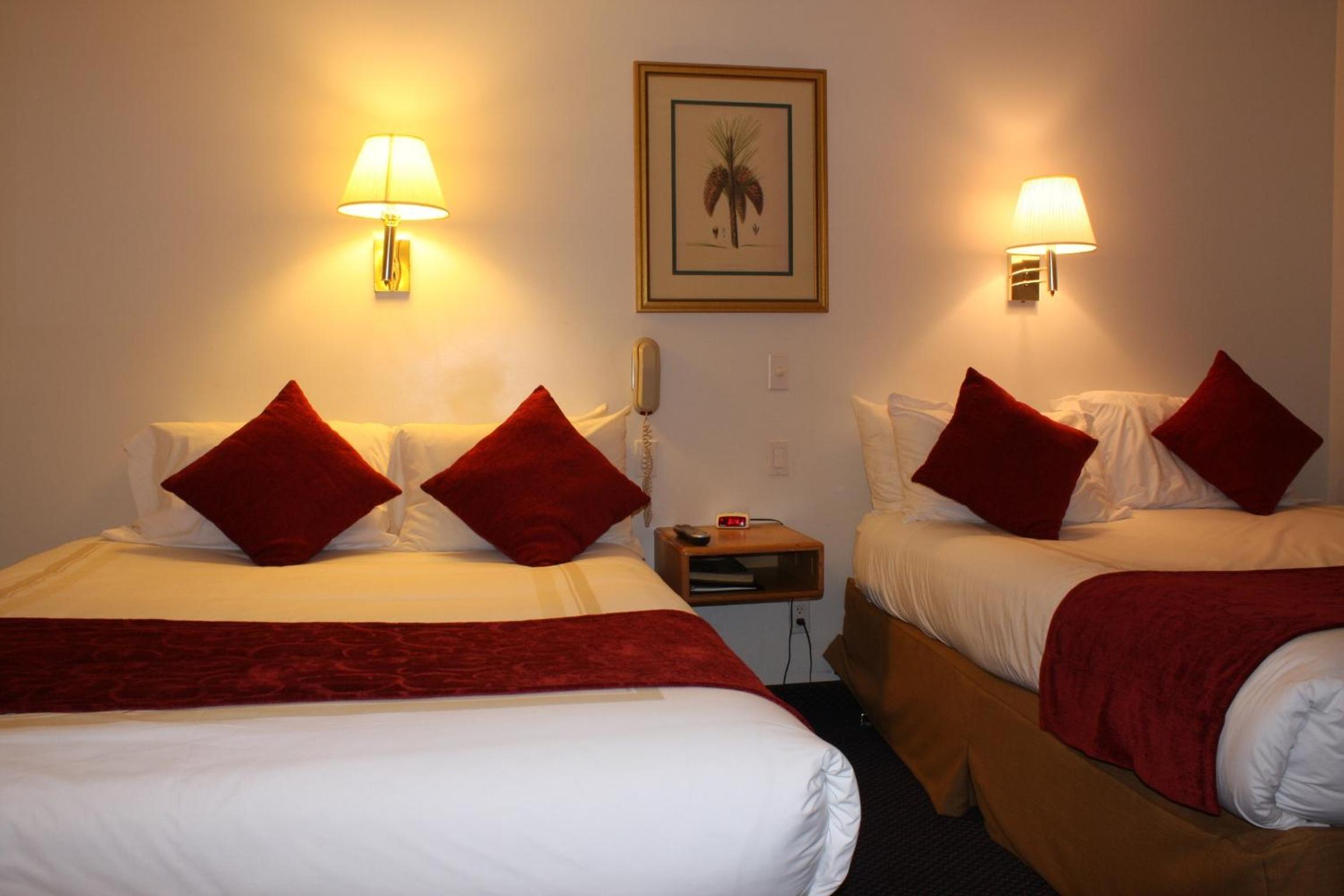 Queen Room with Two Queen Beds - Photo 5
