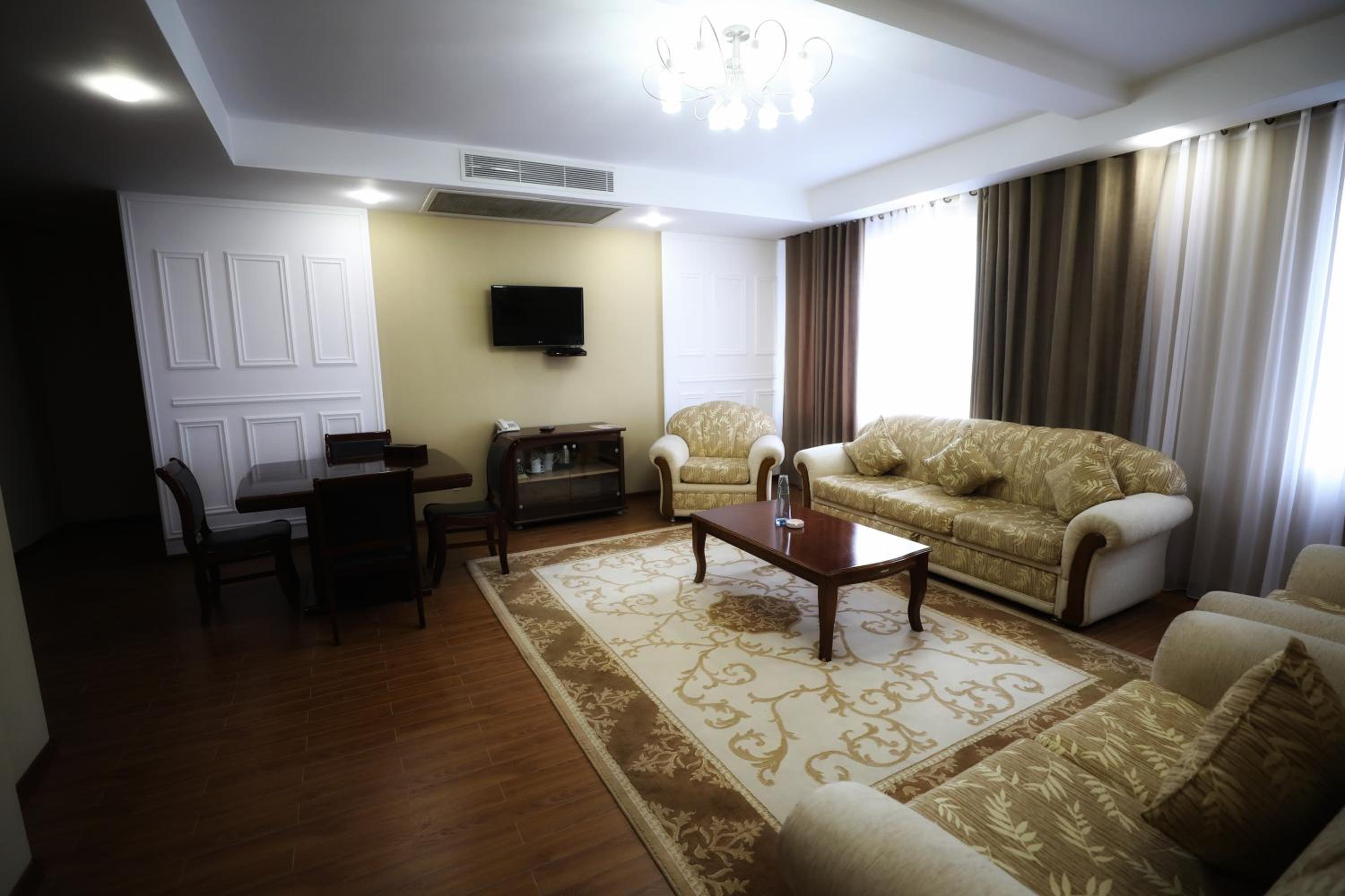 Deluxe Family Room photo 1