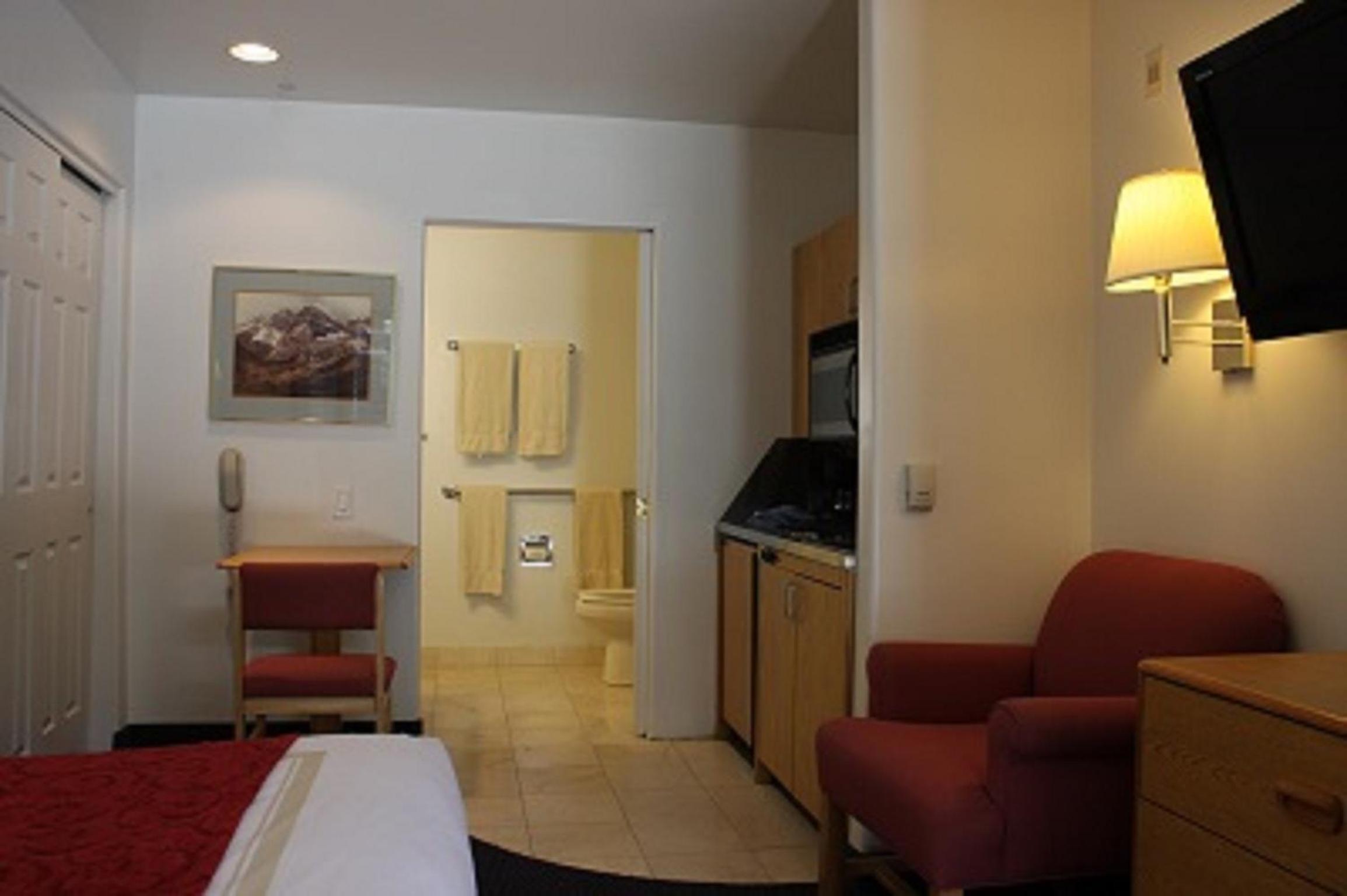 Queen Room with Two Queen Beds - Photo 2