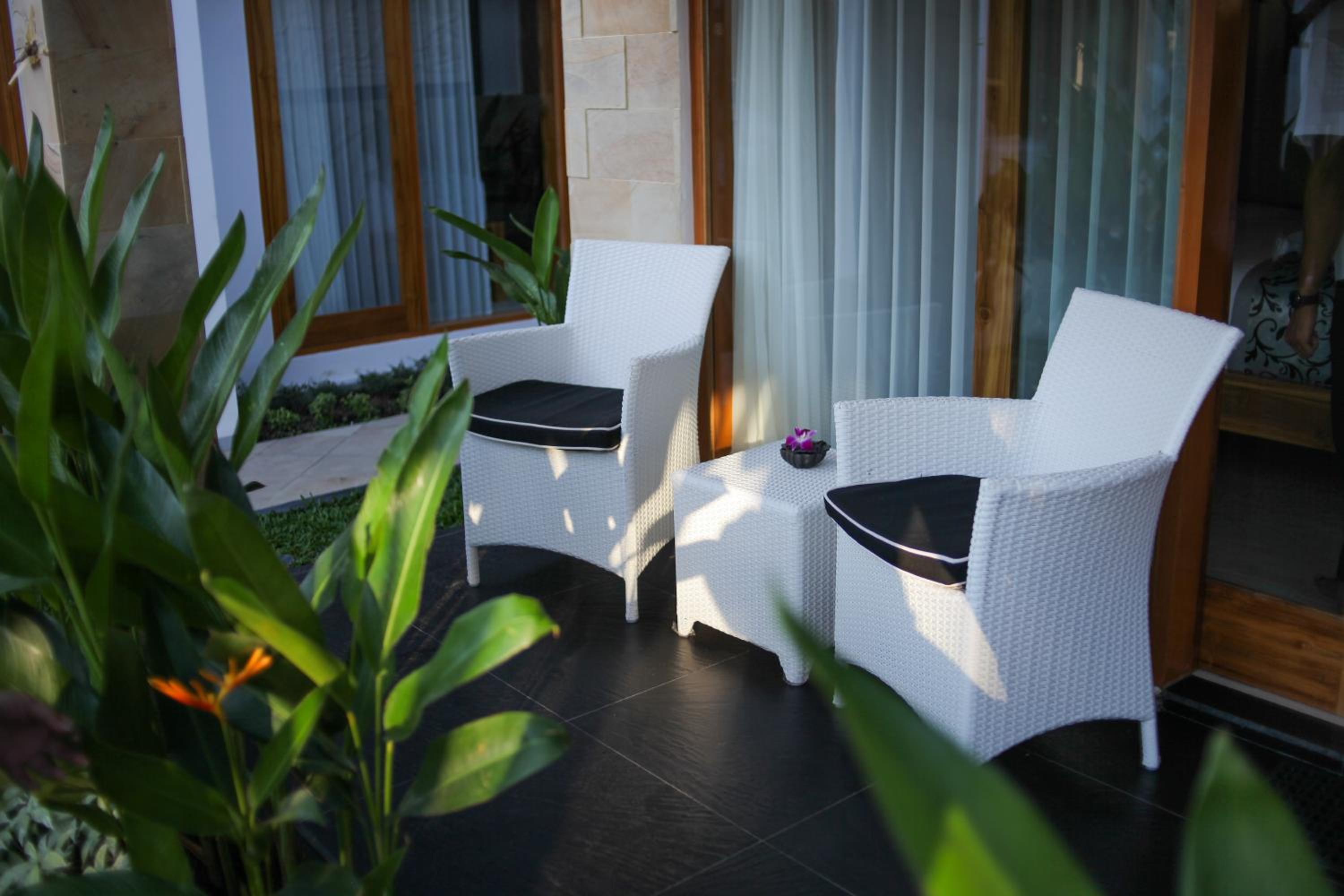 Suite with Pool View - Photo 13