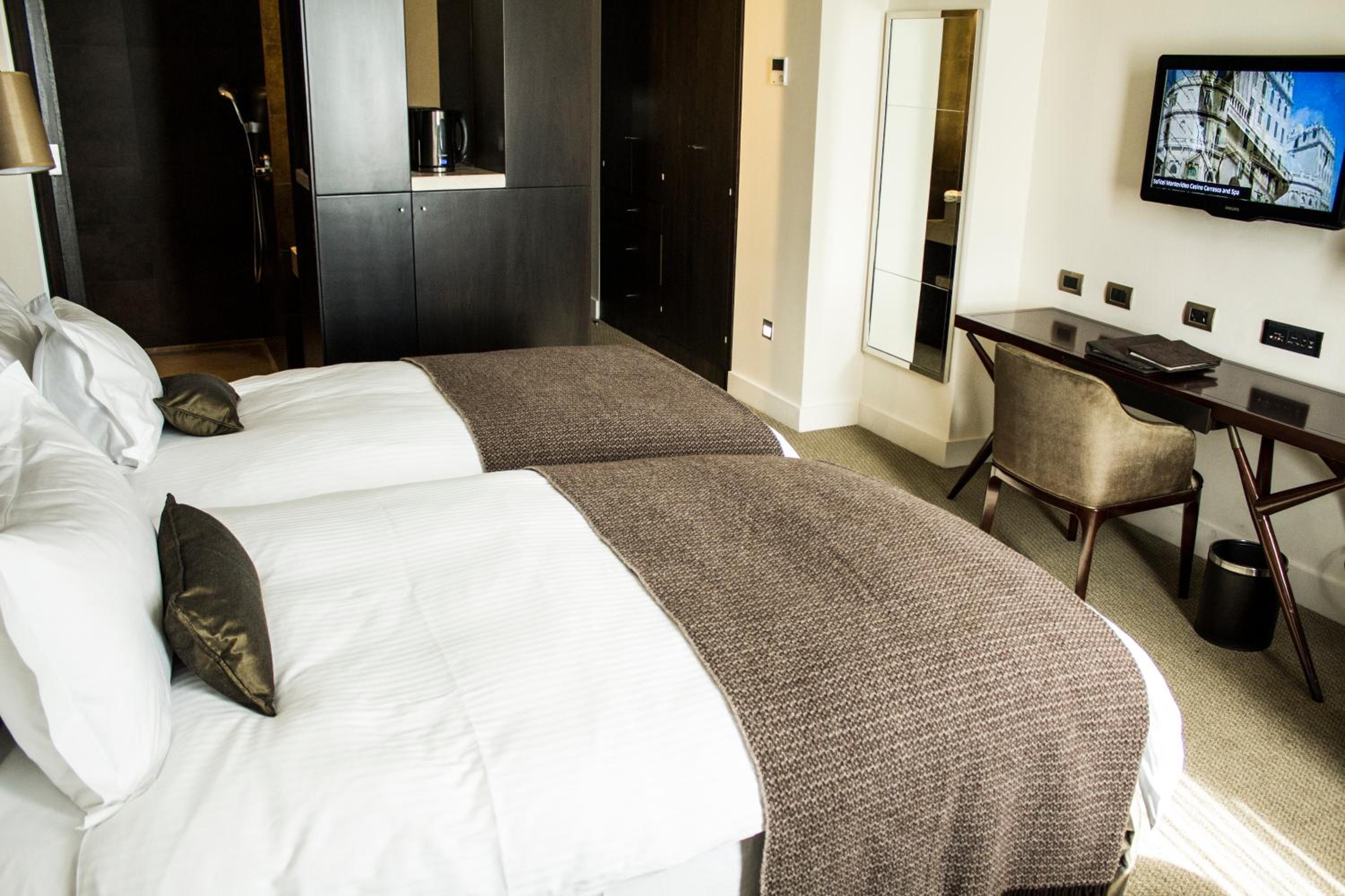 Luxury Twin Room with View