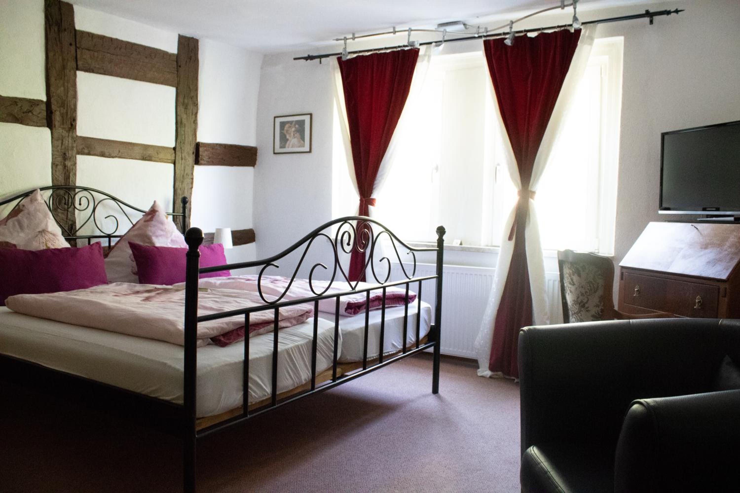 Large Double Room - Photo 3