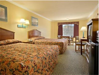 Queen Room with Two Queen Beds - Smoking photo 1