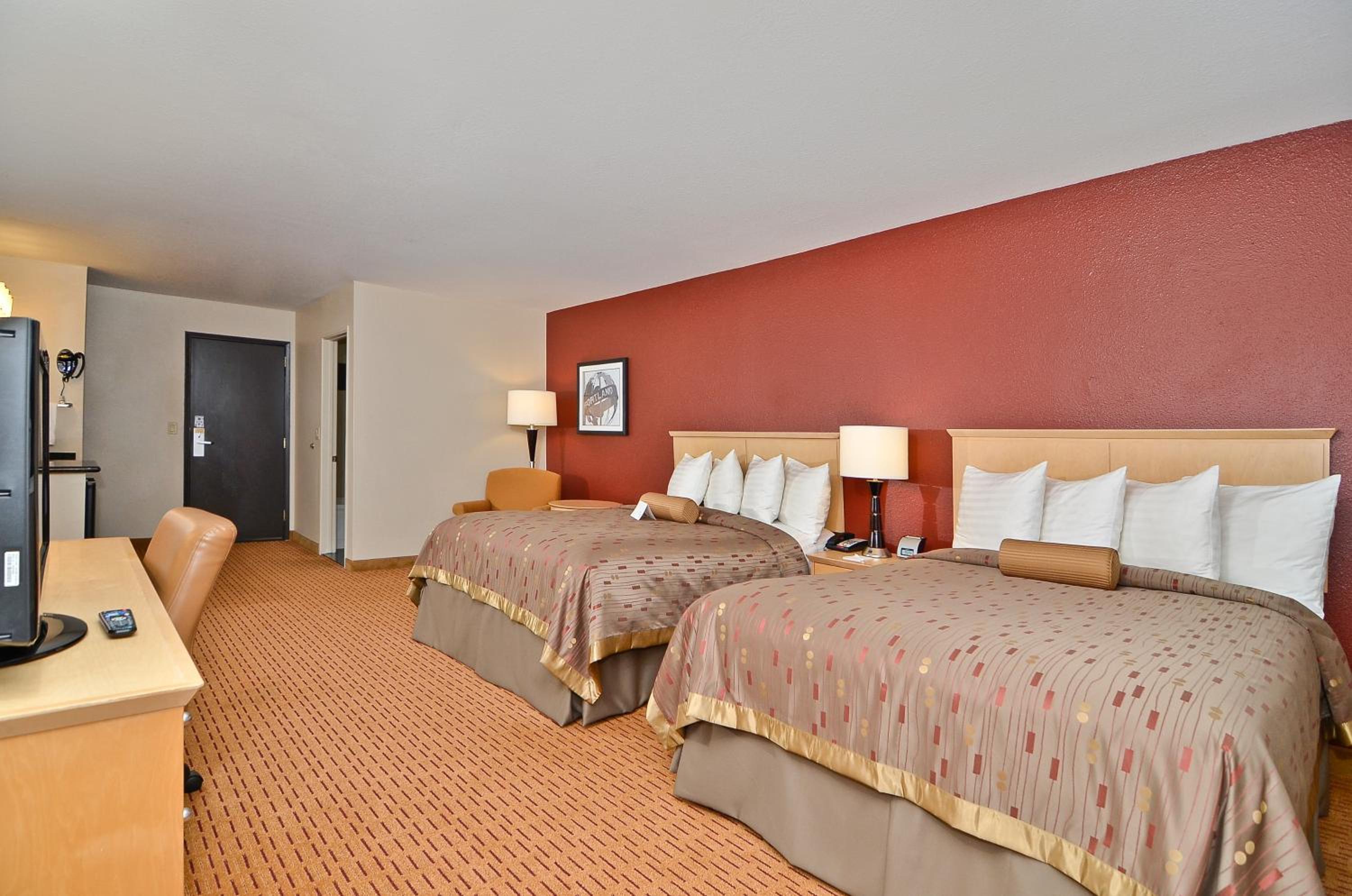 Queen Room with Two Queen Beds - Photo 5