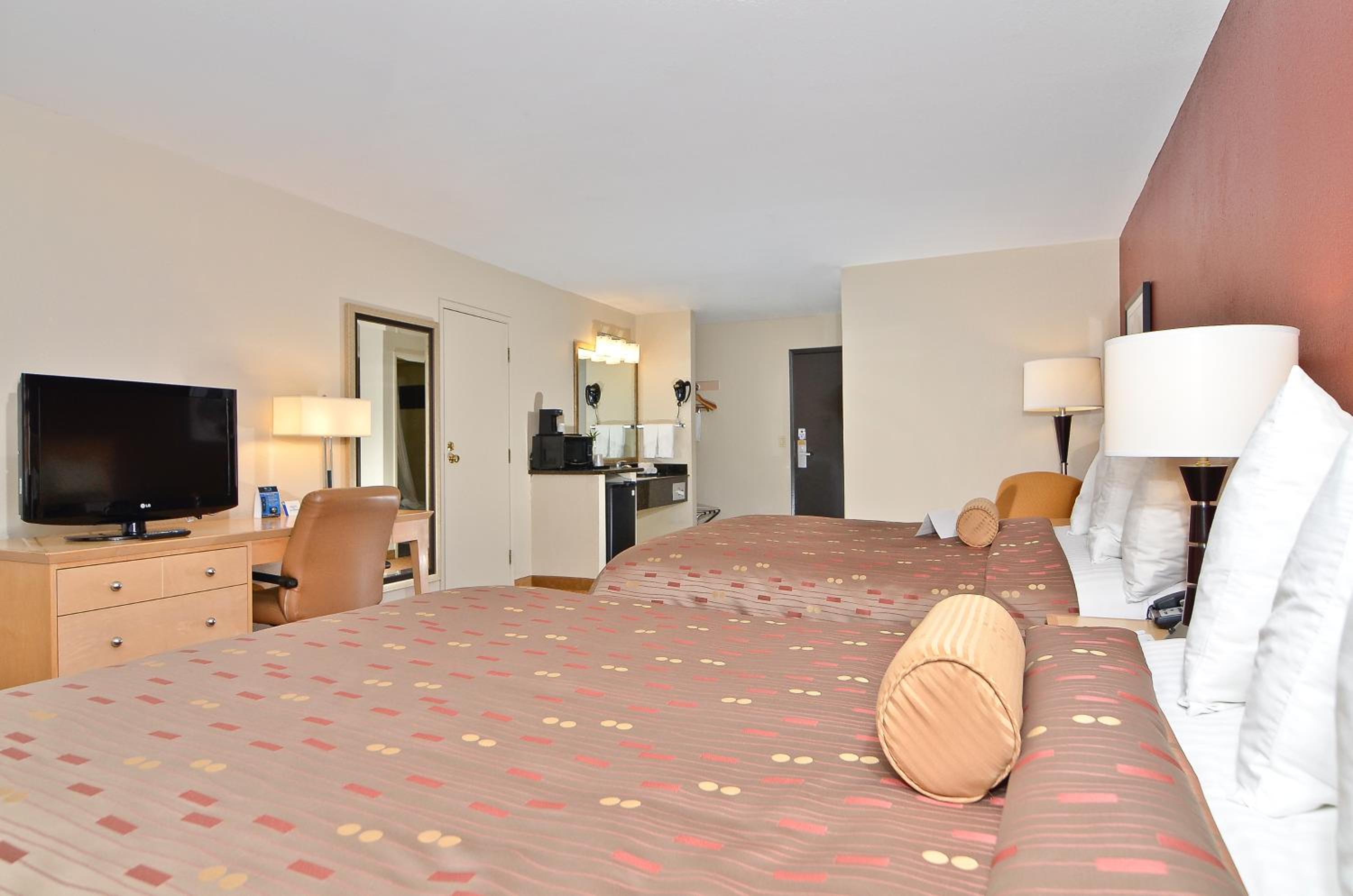 Queen Room with Two Queen Beds - Photo 3