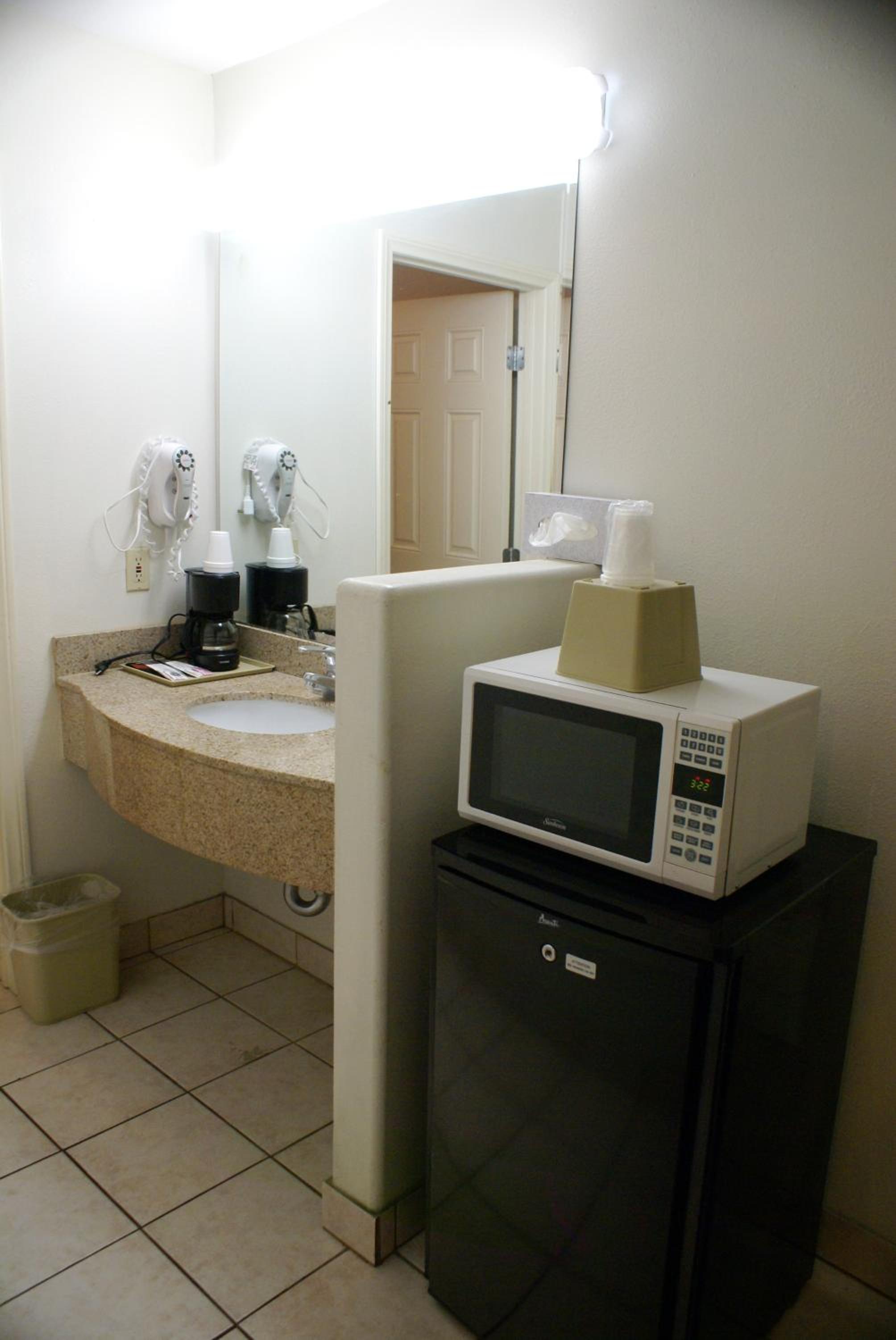 Standard King Room - Photo 5