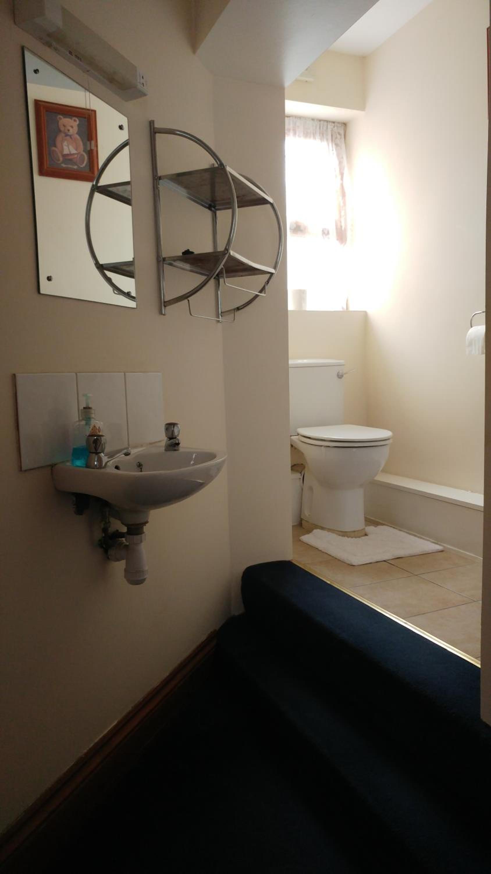 Twin Room with Private Bathroom - Photo 2