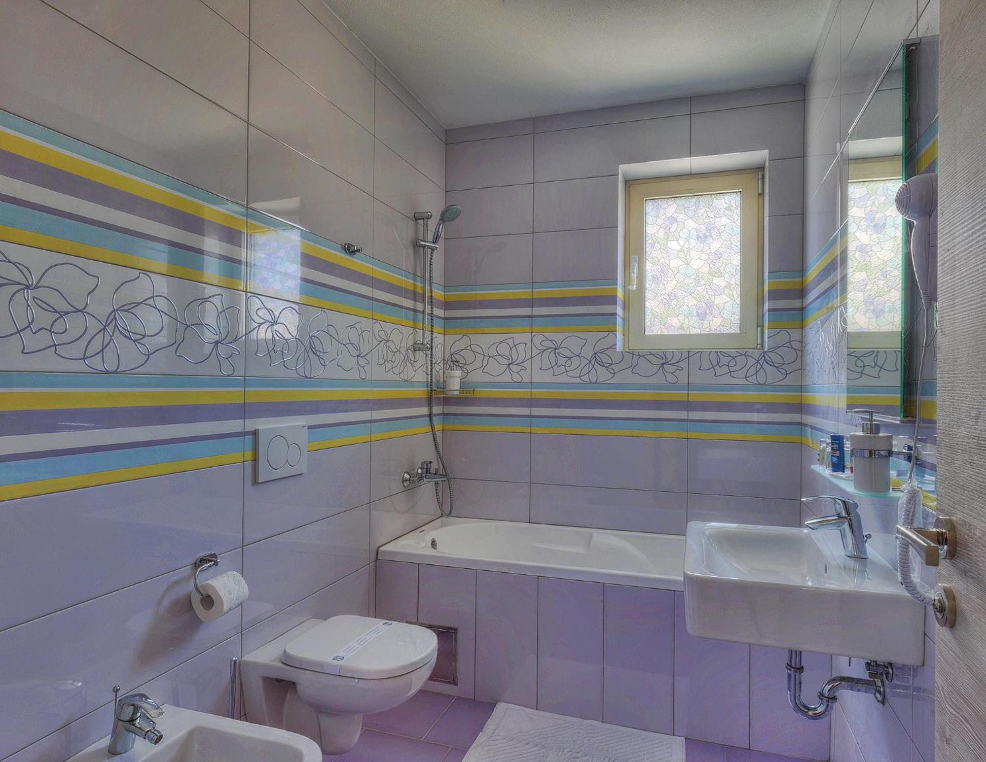 Twin Room with Balcony - Photo 4