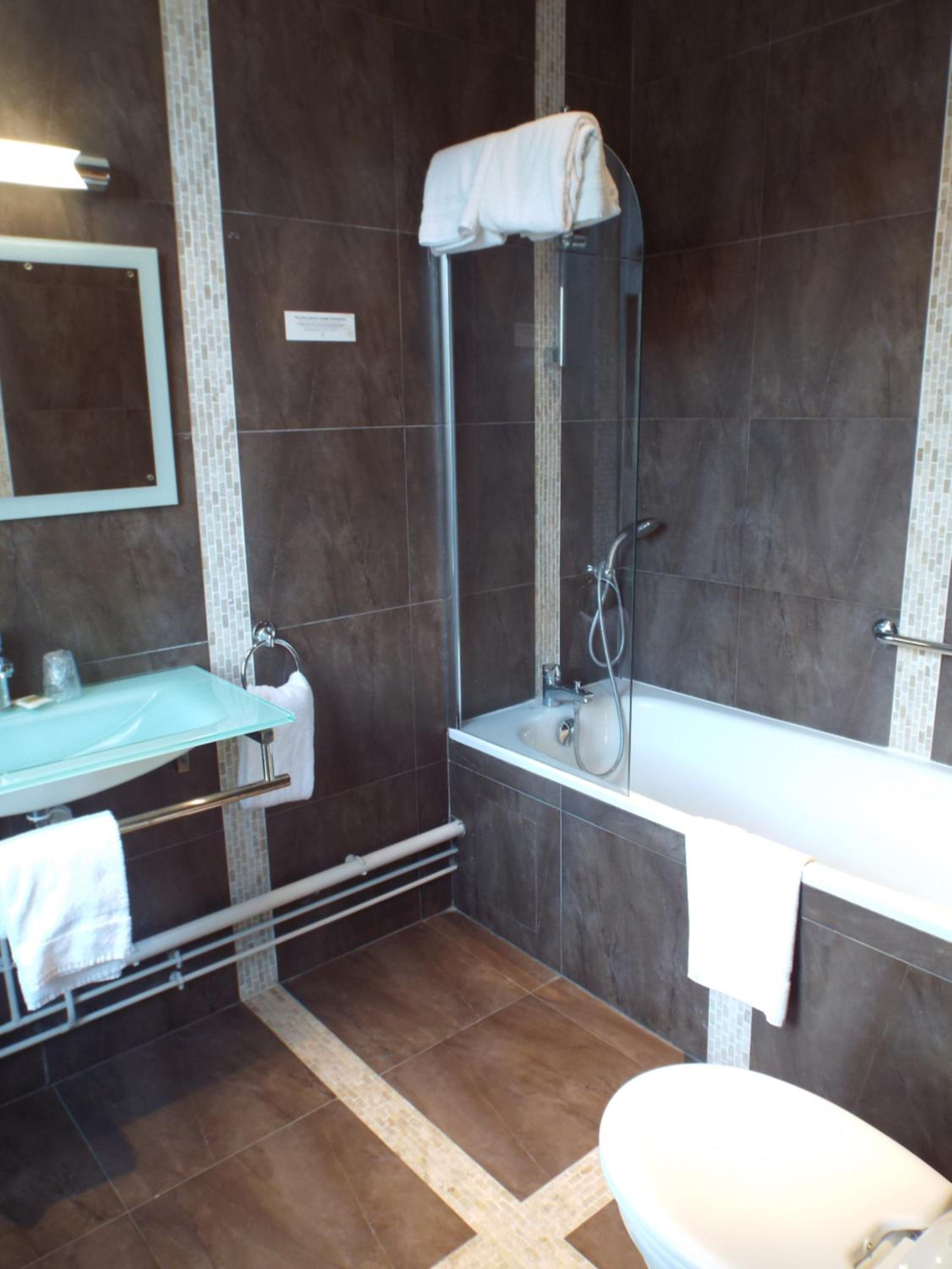 Superior Room with Bath - Photo 8