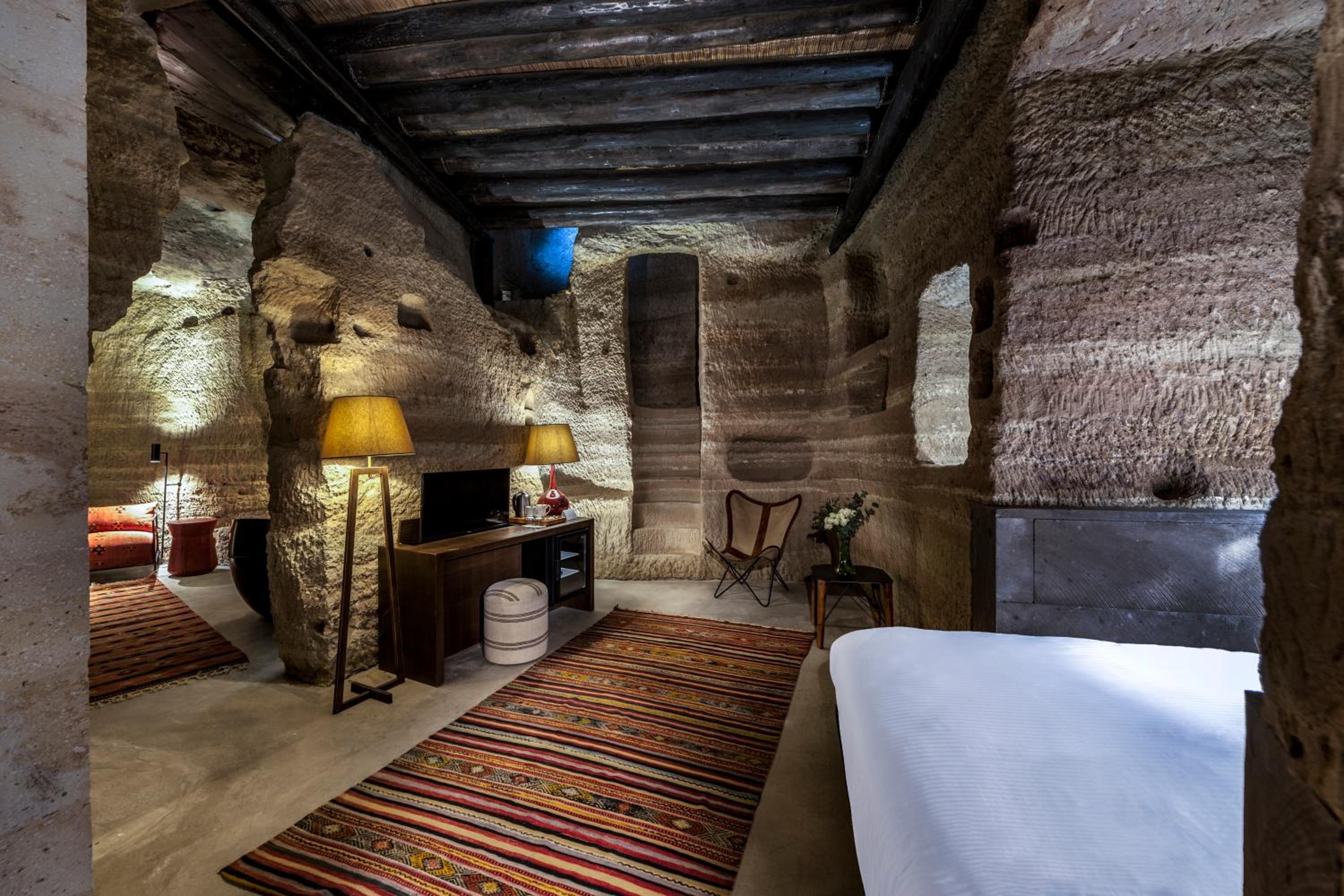 Cave Suite - Photo 11