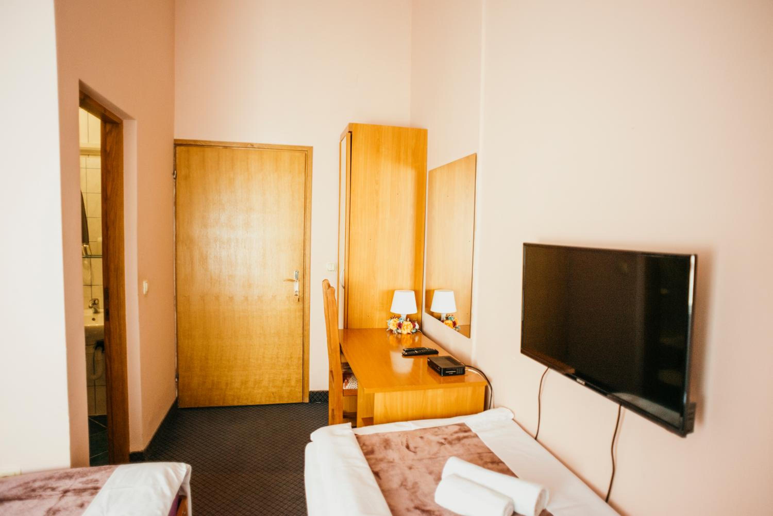 Double or Twin Room - Photo 5
