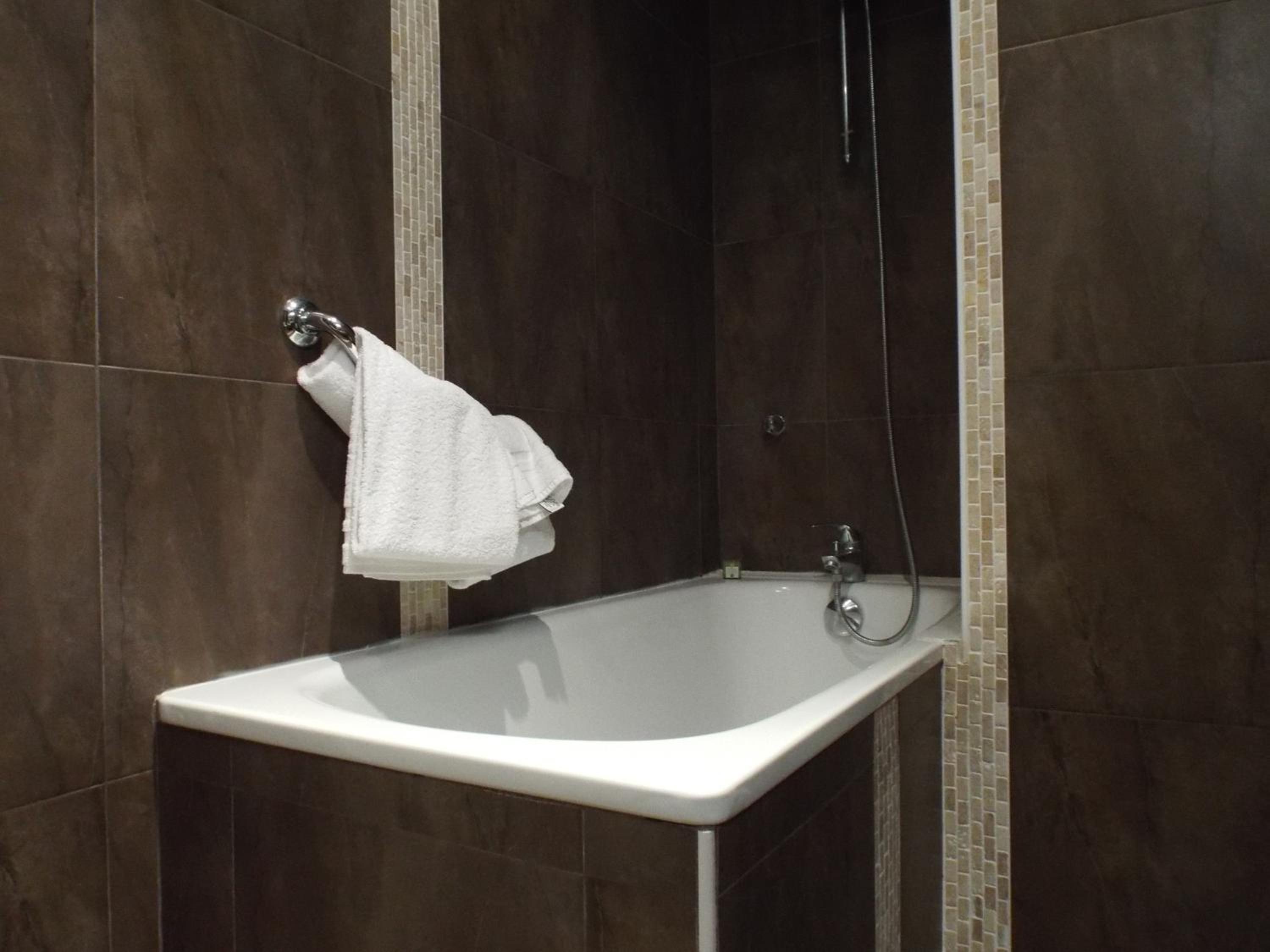 Superior Room with Bath - Photo 9