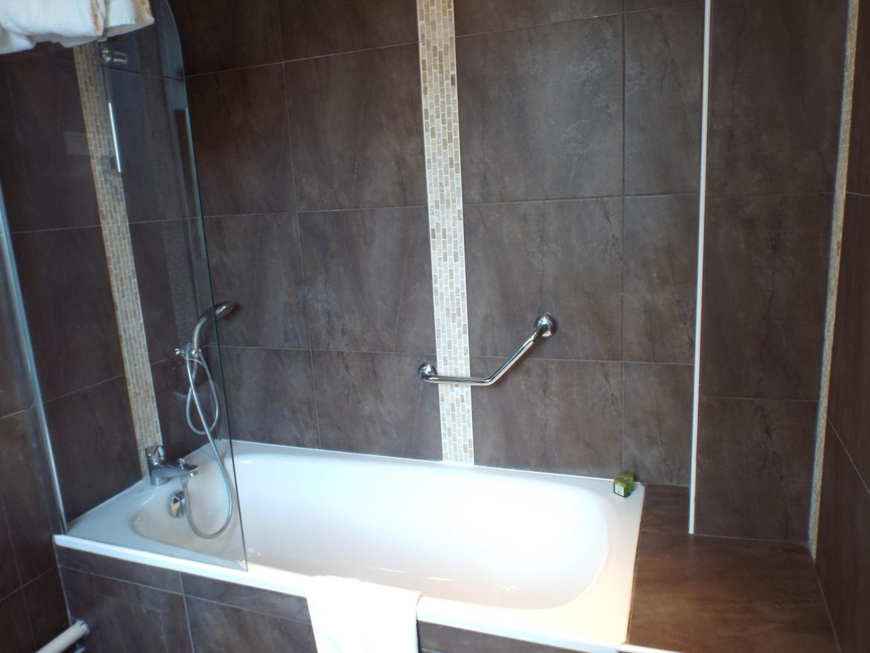 Superior Room with Bath - Photo 7