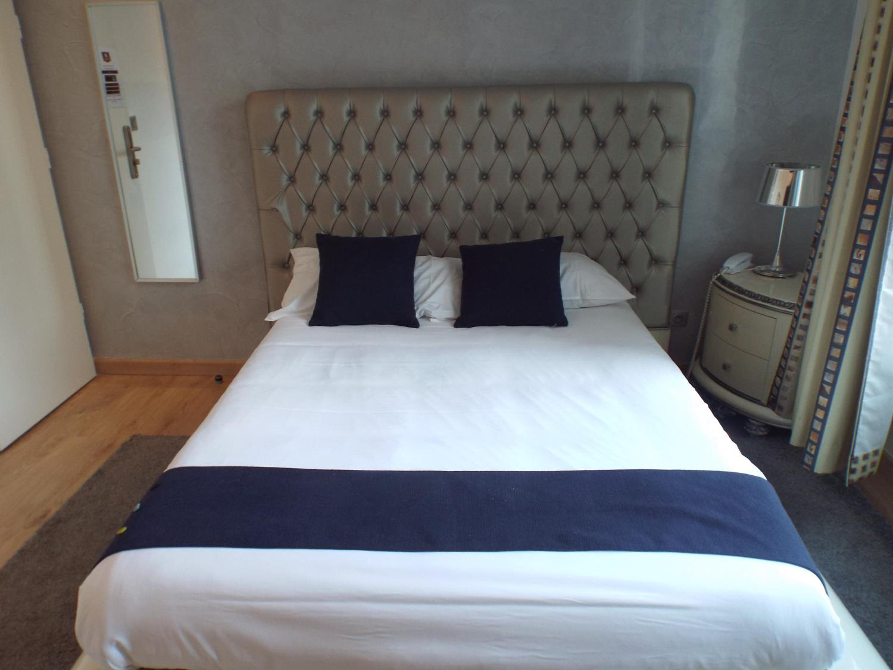 Superior Room with Bath - Photo 6