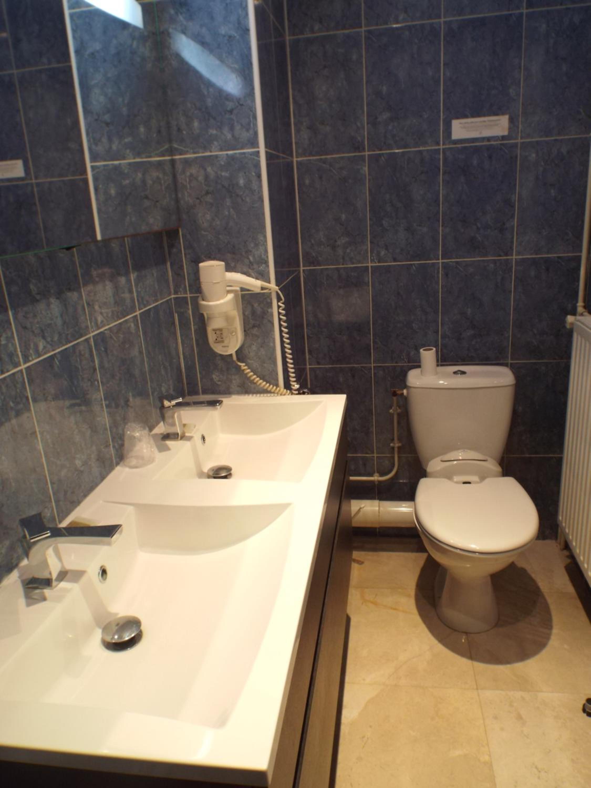 Superior Room with Bath - Photo 5