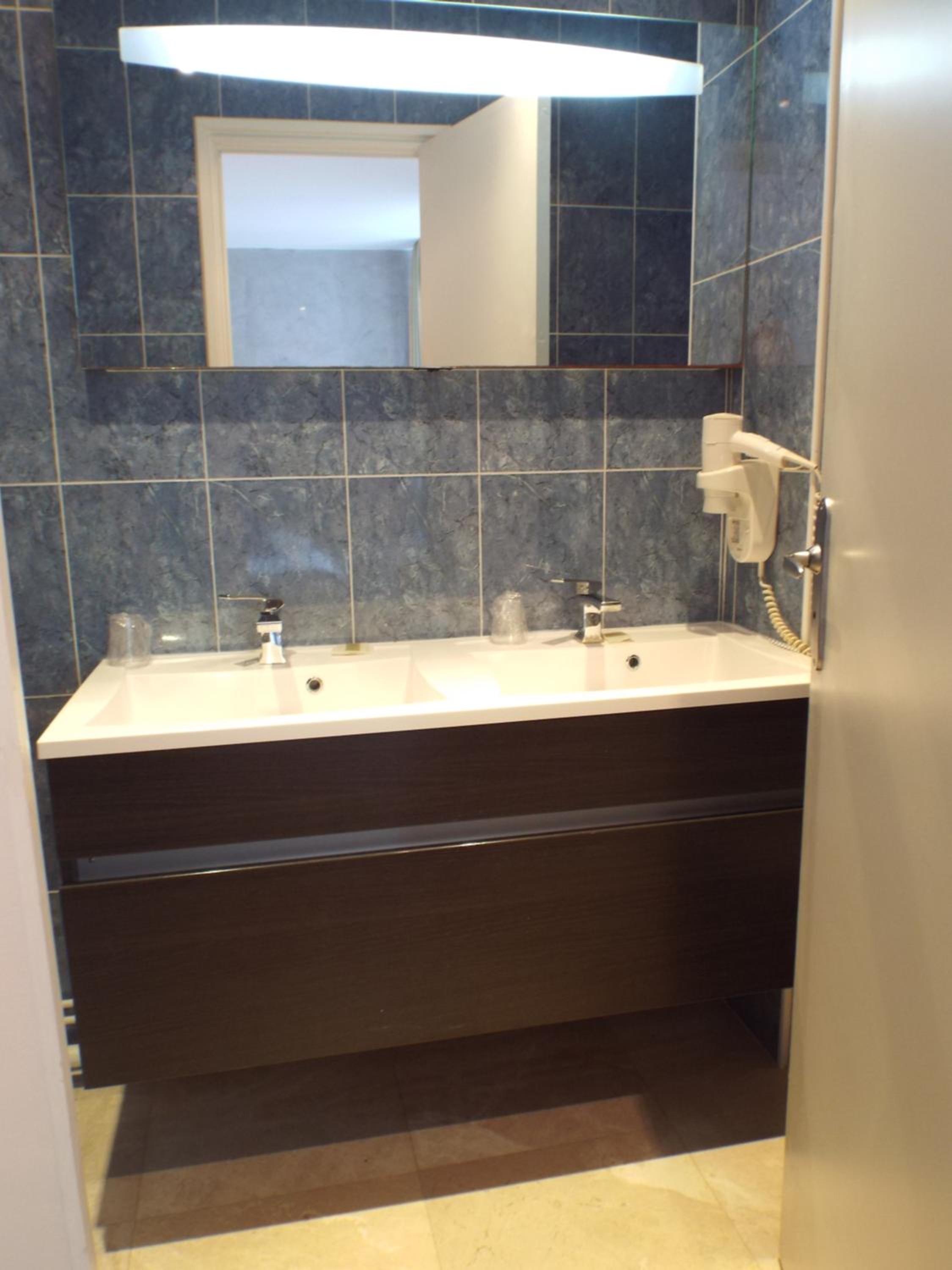 Superior Room with Bath - Photo 4
