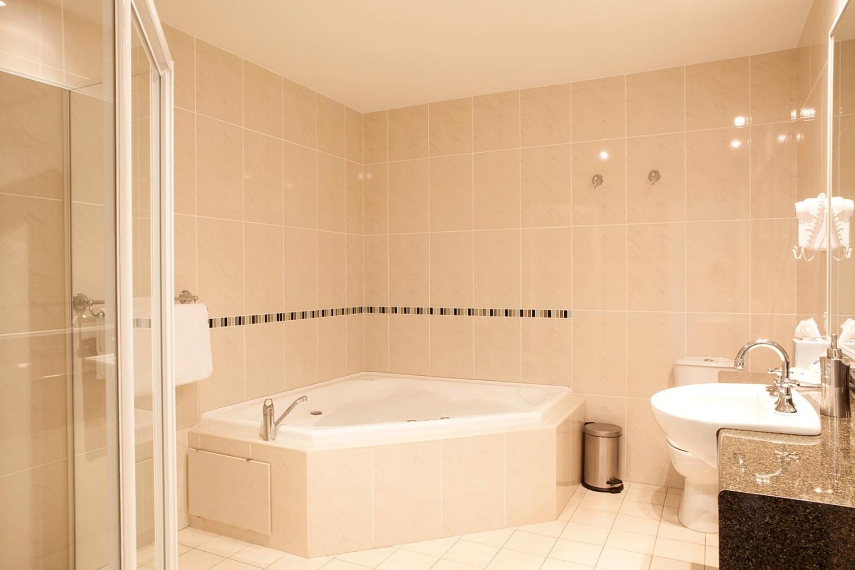 Executive Queen Room with Spa Bath  photo 3