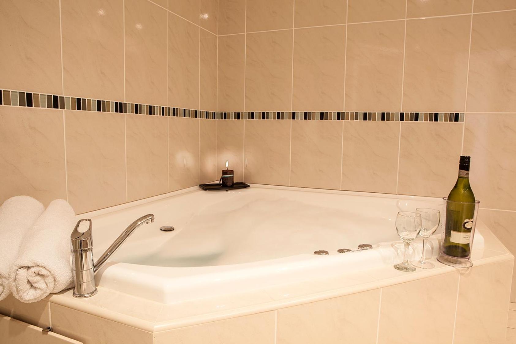 Executive Queen Room with Spa Bath  photo 2