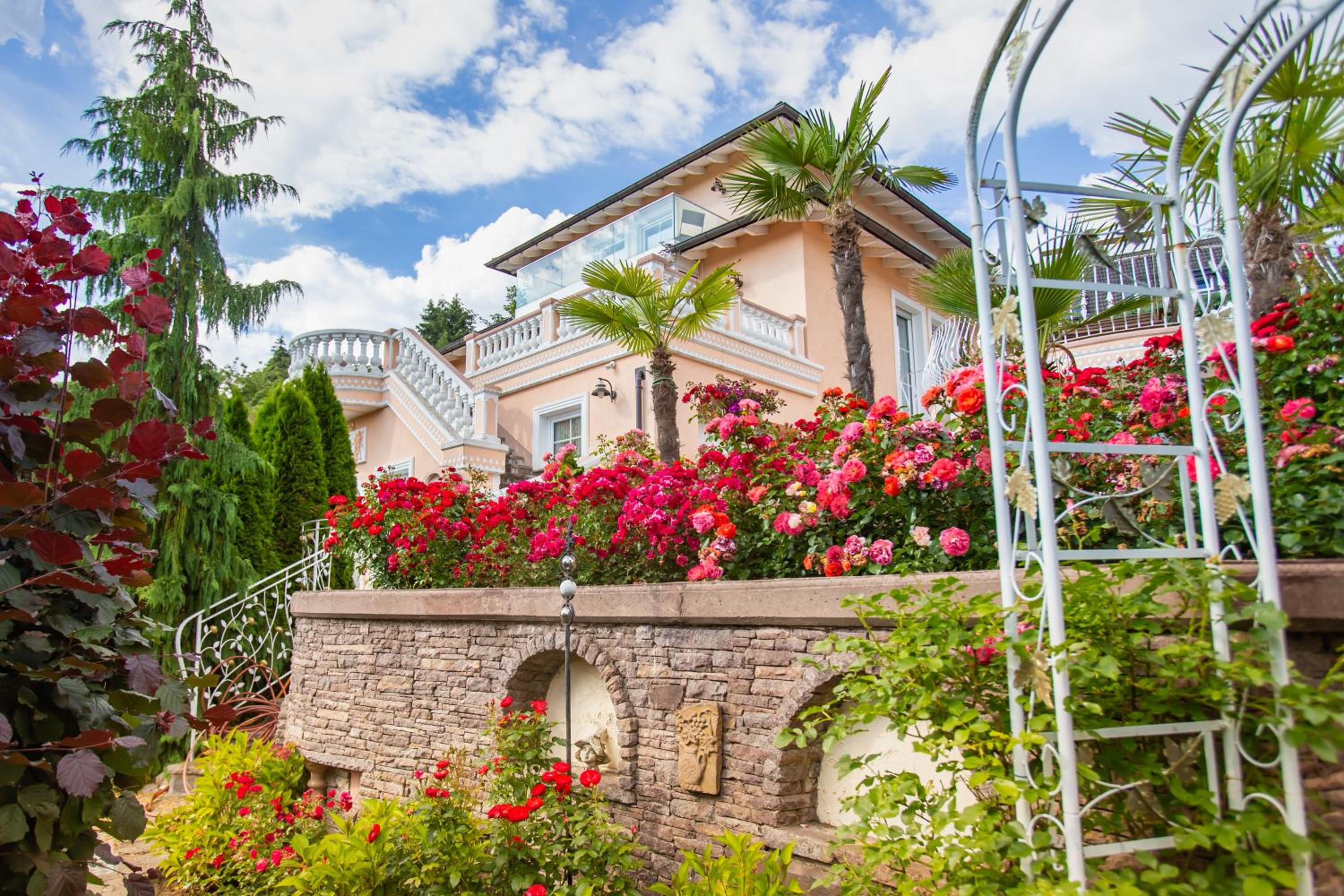 Six-Bedroom House photo 2