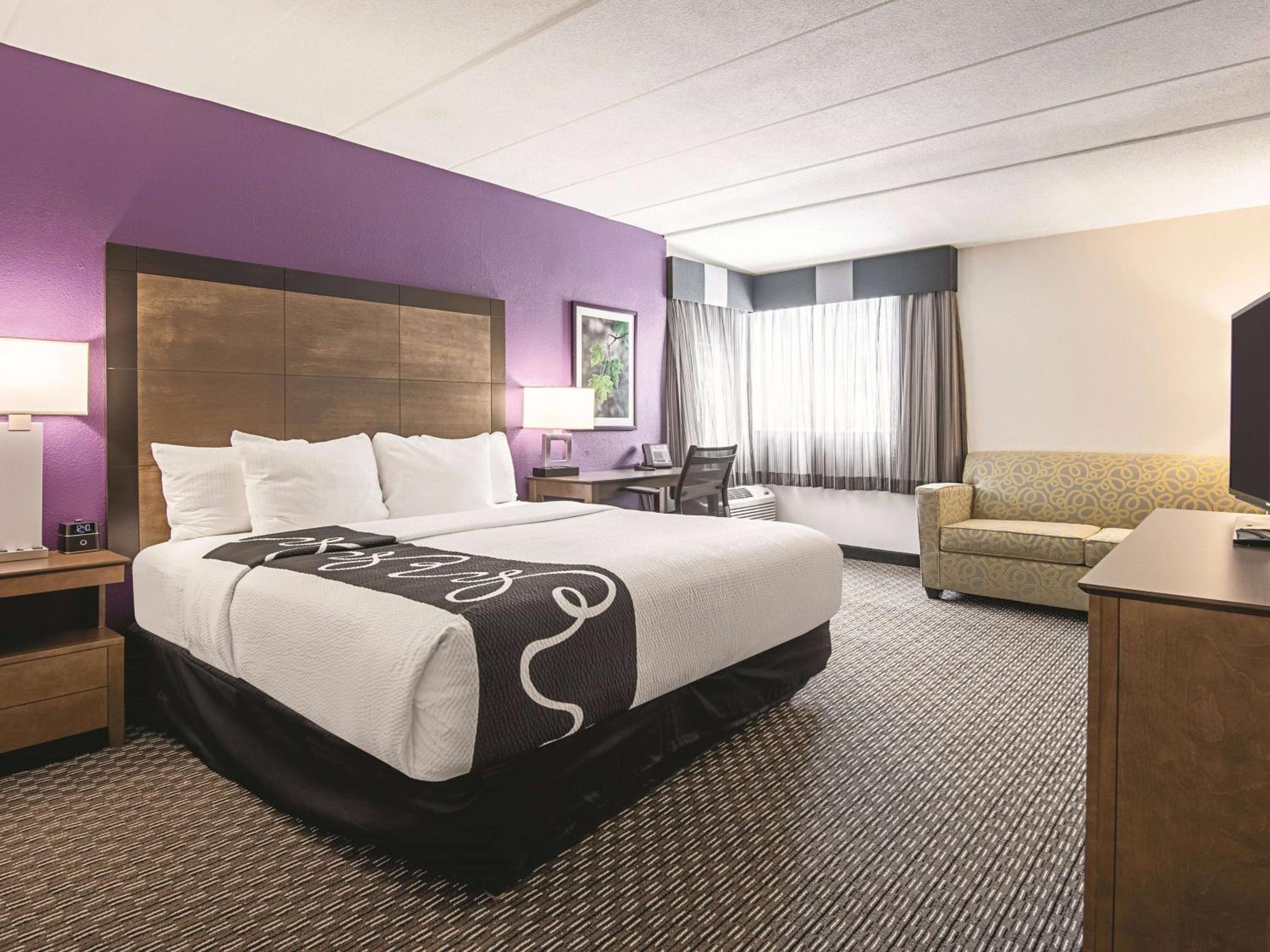 Deluxe King Room - Photo 3