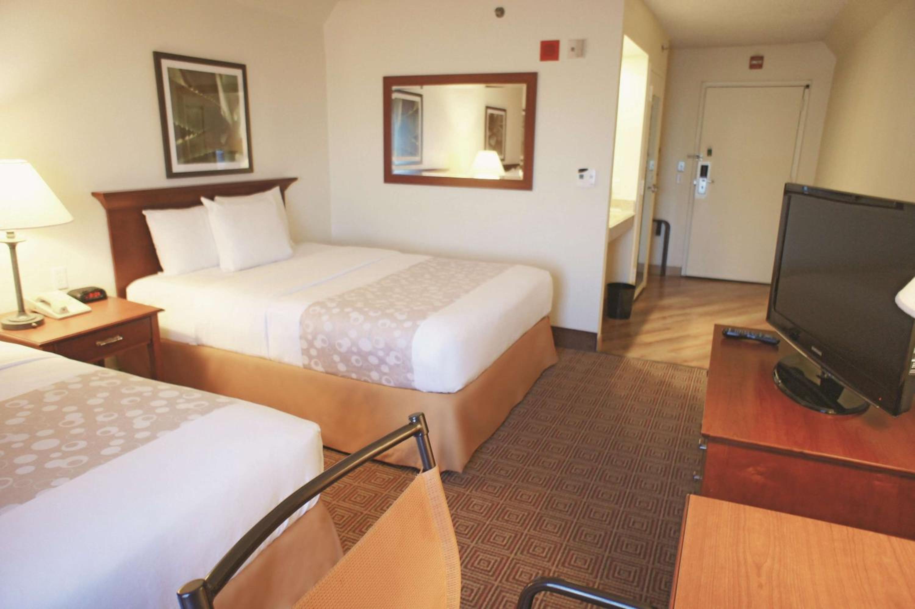 Queen Room with Two Queen Beds - Photo 4